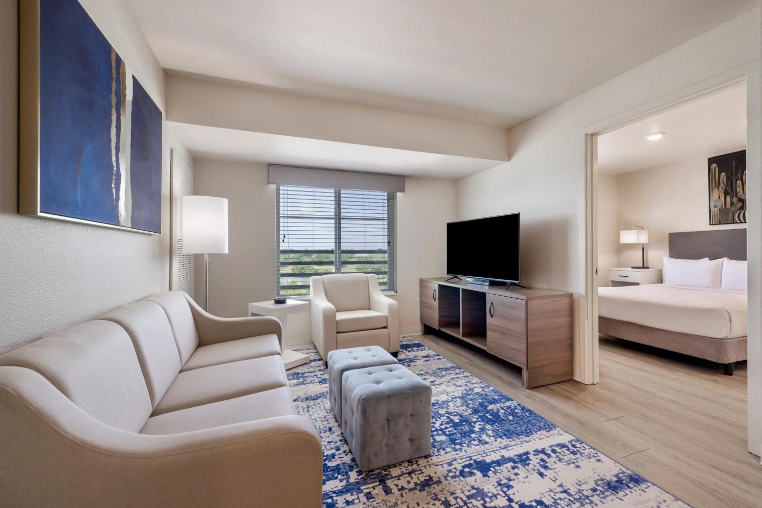 Living room, Bed in Soka Suites Dallas - Las Colinas