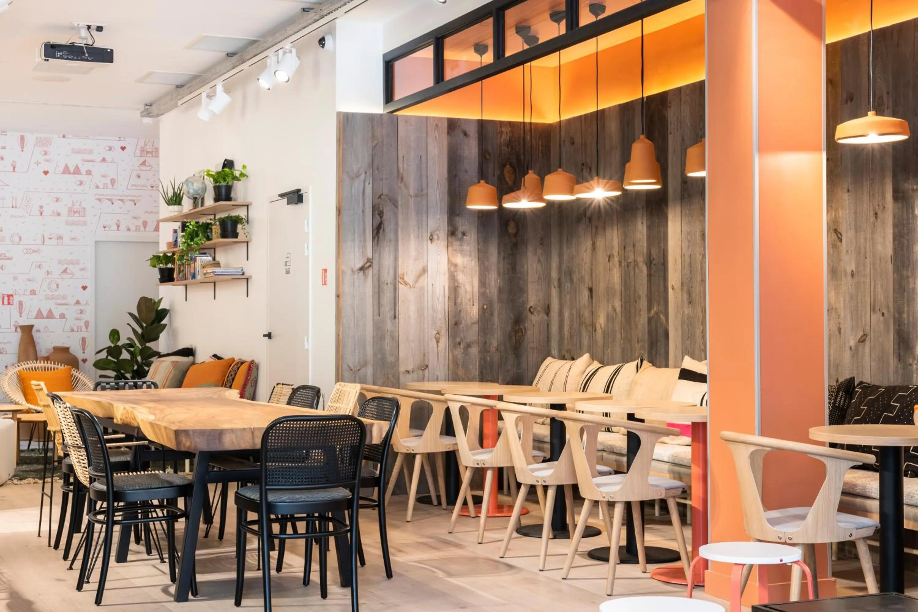 Restaurant/places to eat in CENTRAL Hostel Bordeaux Centre