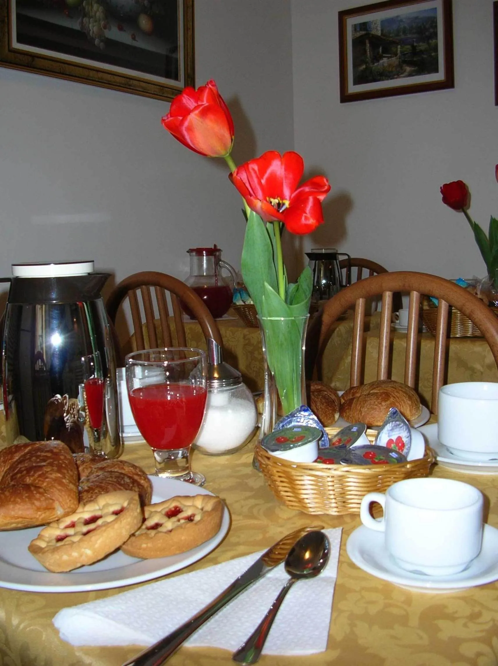 Restaurant/places to eat in Emanuela Guest House