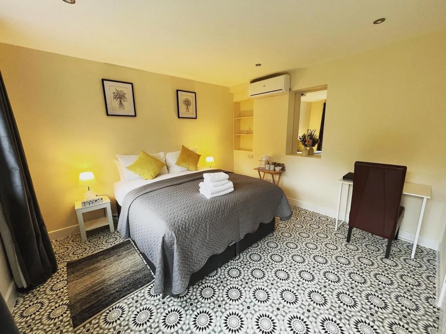 Bedroom, Bed in The Castle Inn Hotel