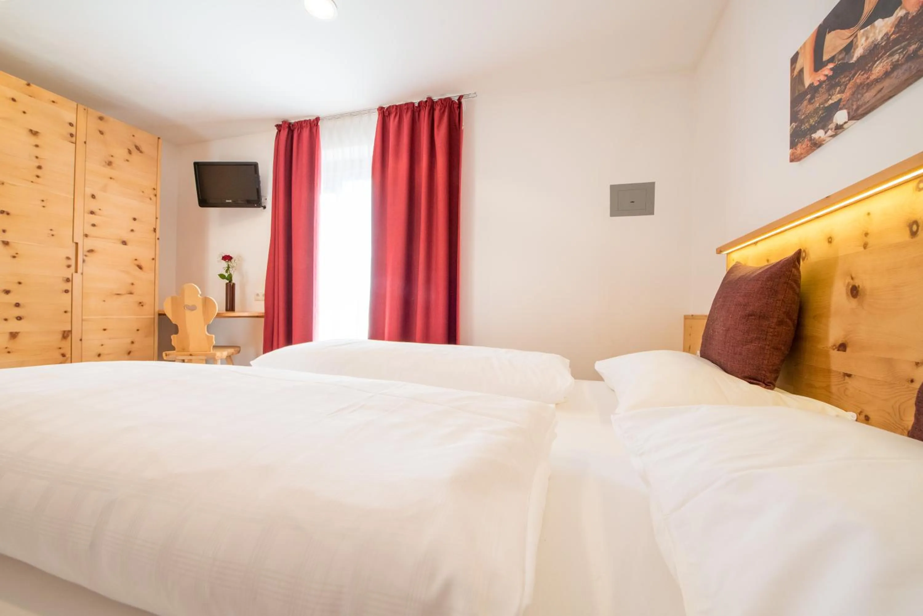 Bedroom, Bed in Hotel Alpenrast