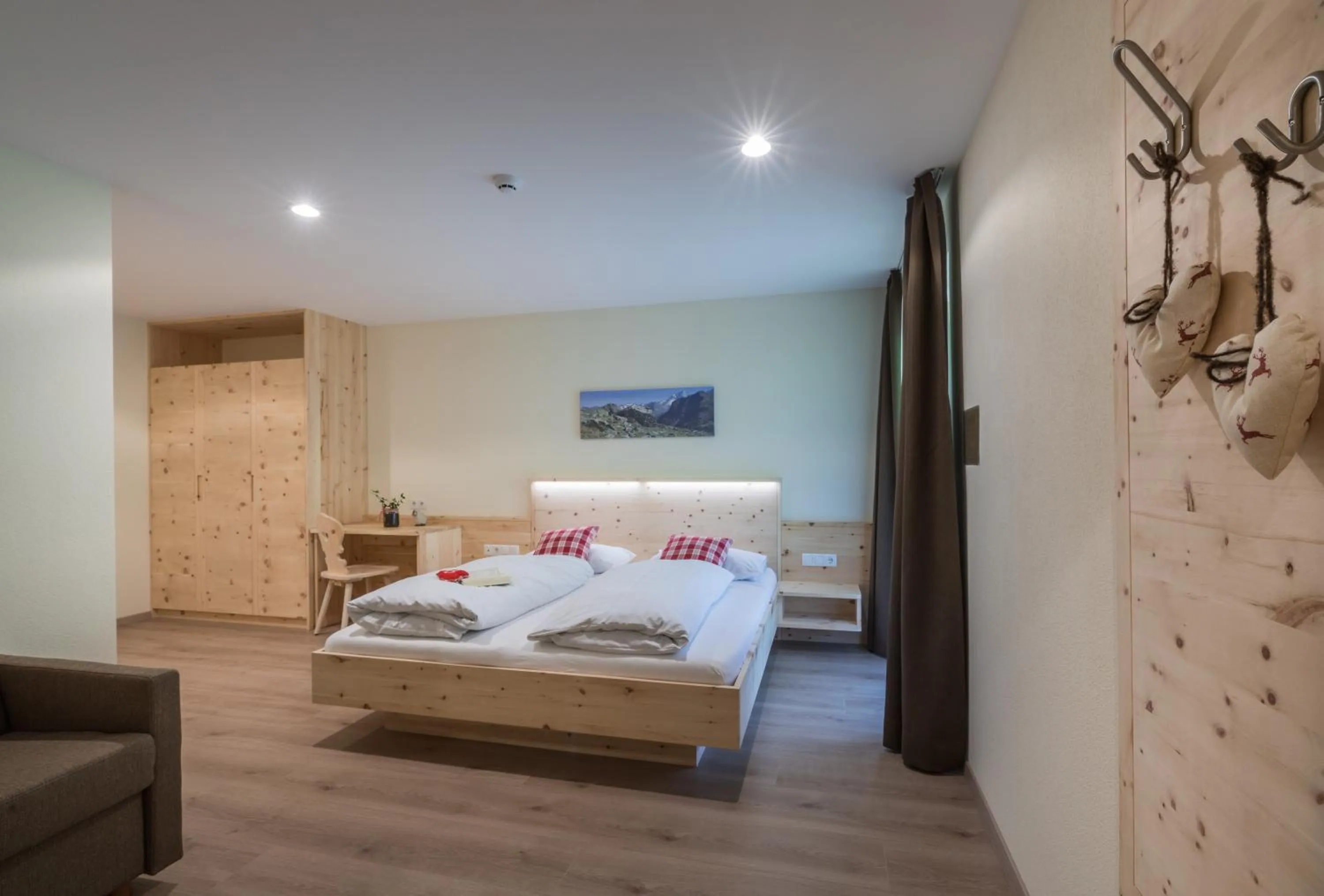 Bedroom, Bed in Hotel Alpenrast