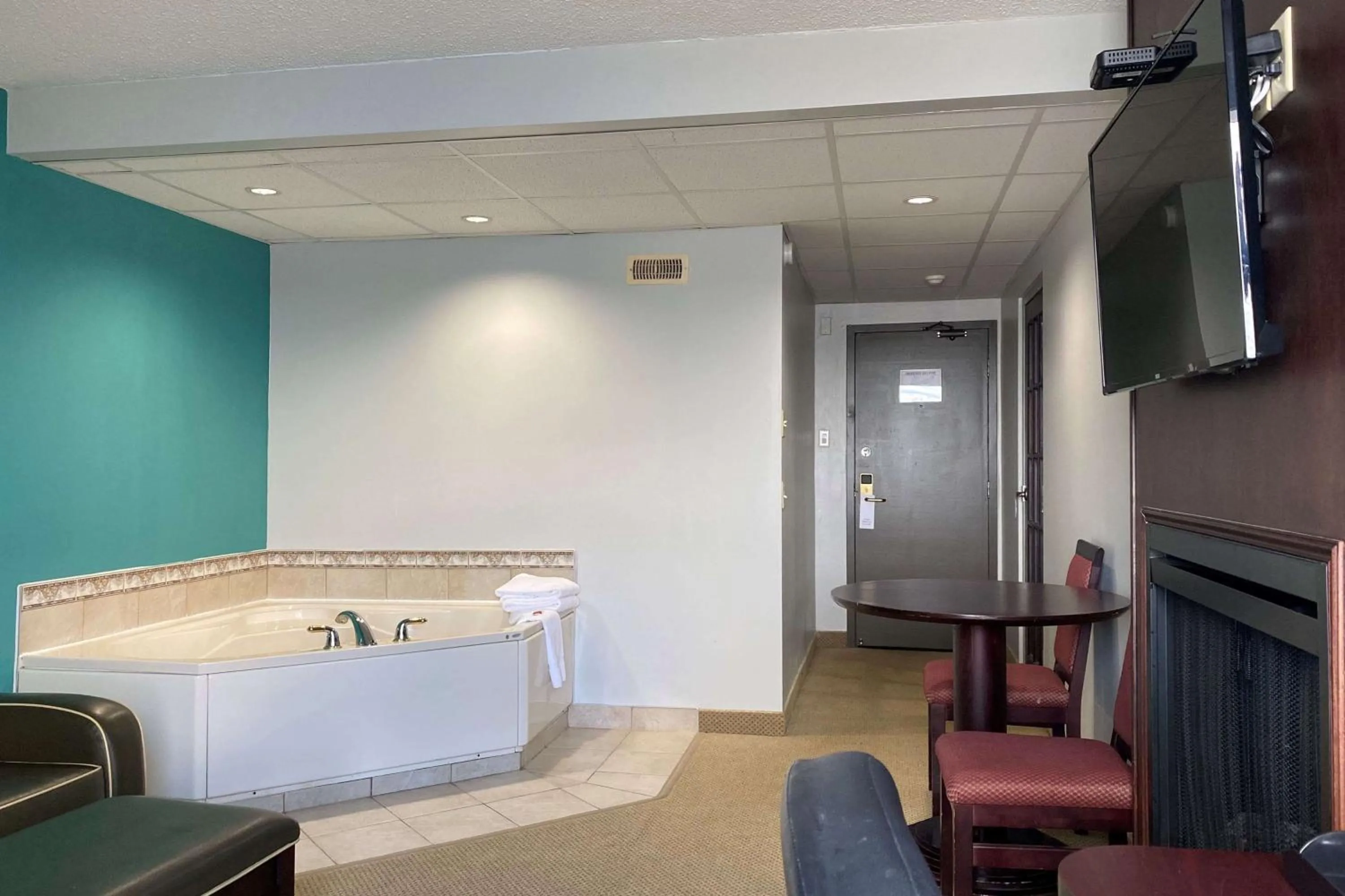 Photo of the whole room in Travelodge by Wyndham Miramichi New Brunswick