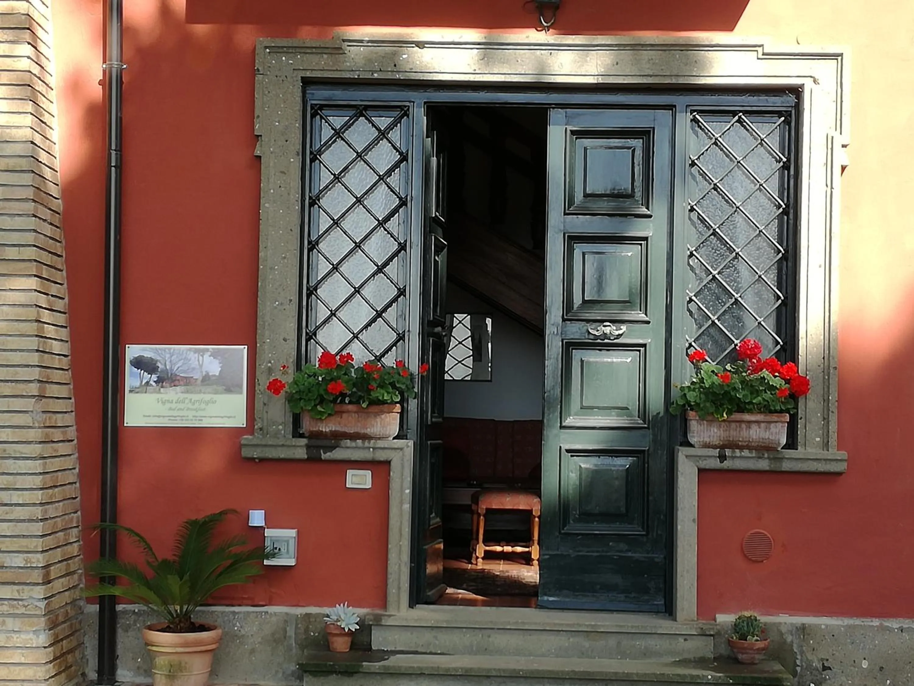 Facade/entrance in Vigna dell'Agrifoglio Home Residence di Eugenio Azzolini