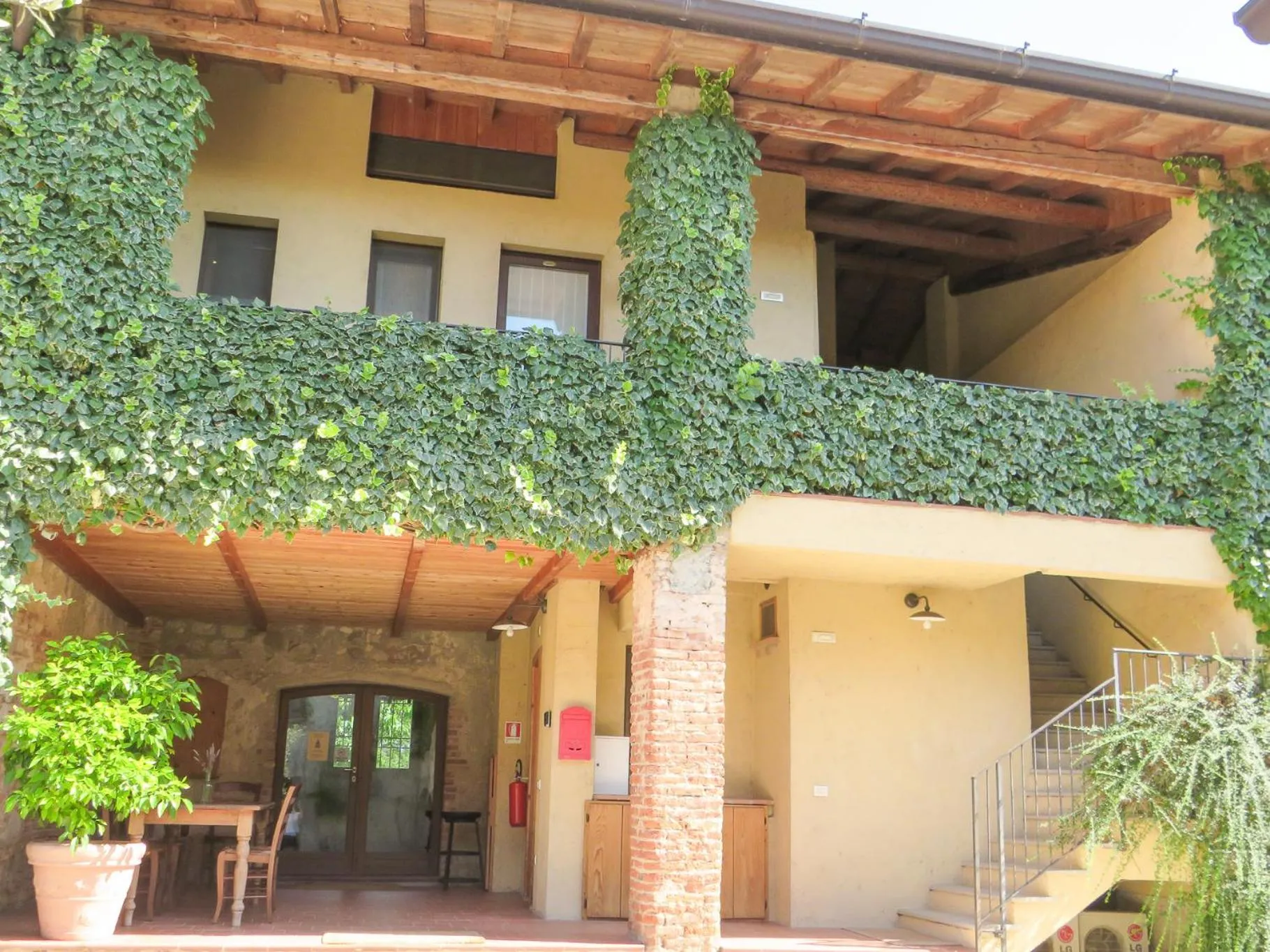Property building in Borgo San Donino