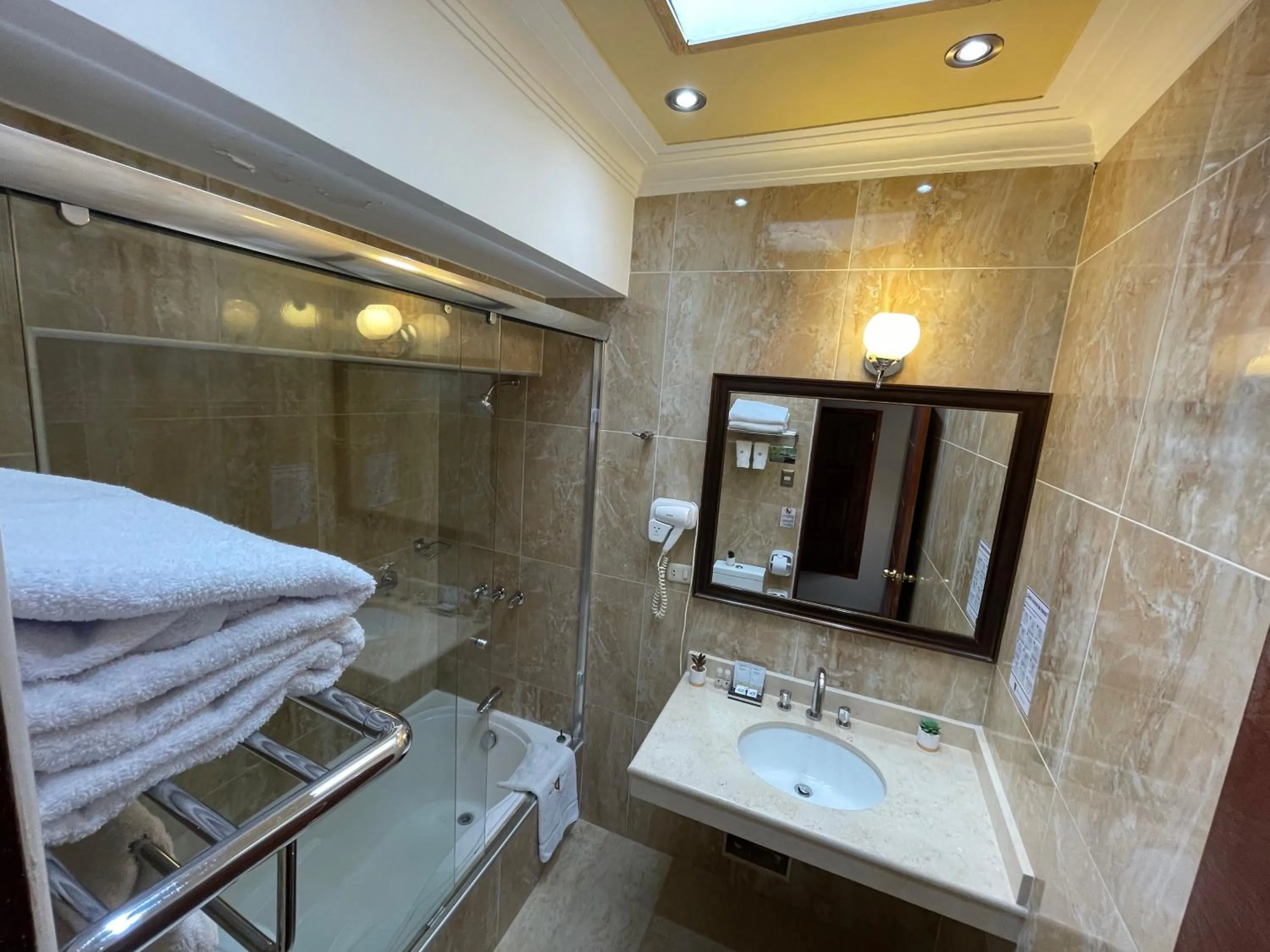 Shower in Hotel Rojas Inn