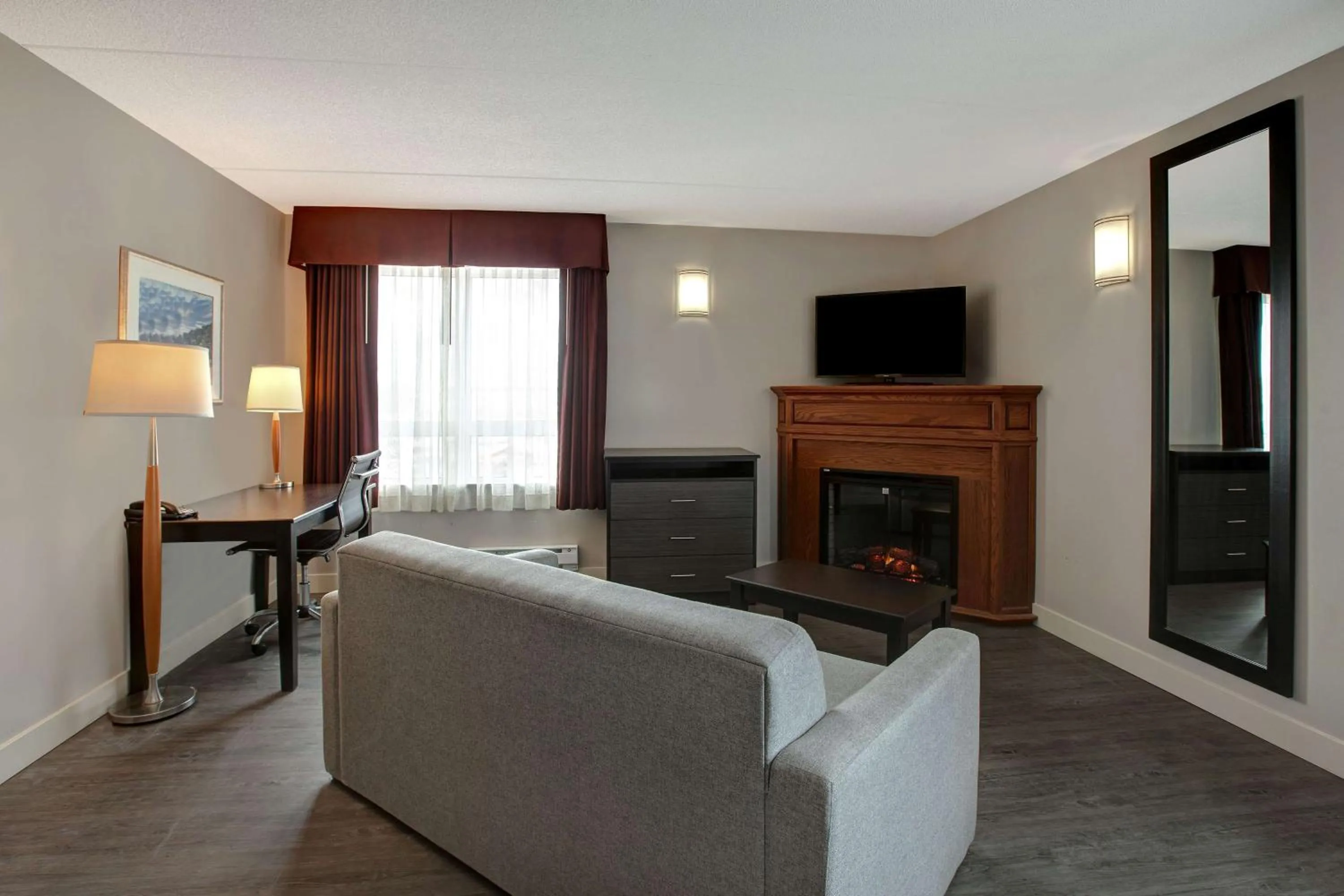 TV and multimedia in Days Inn & Suites by Wyndham Collingwood