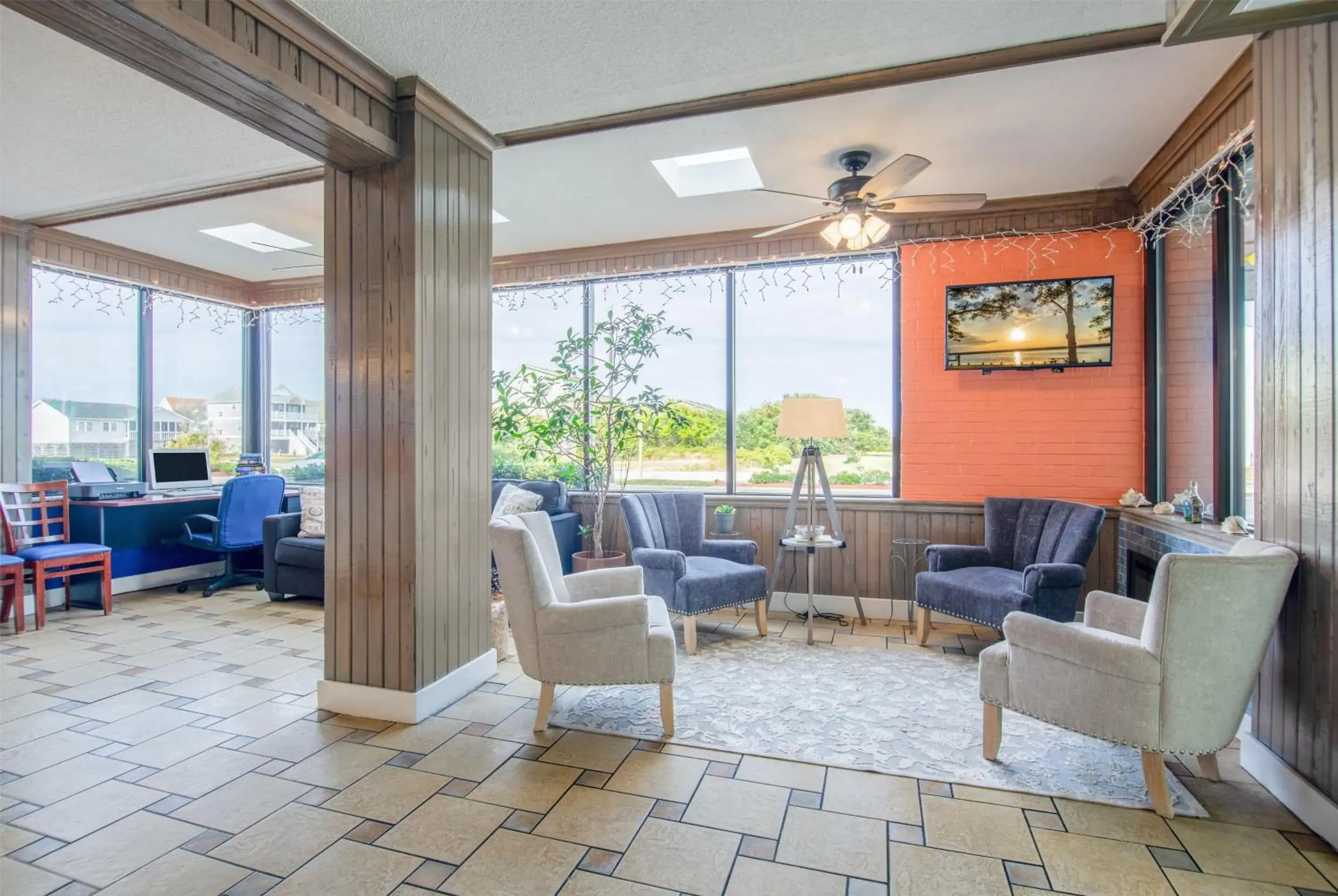 Lobby or reception in Travelodge by Wyndham Outer Banks/Kill Devil Hills Lobby or reception in Travelodge by Wyndham Outer Banks/Kill Devil Hills
