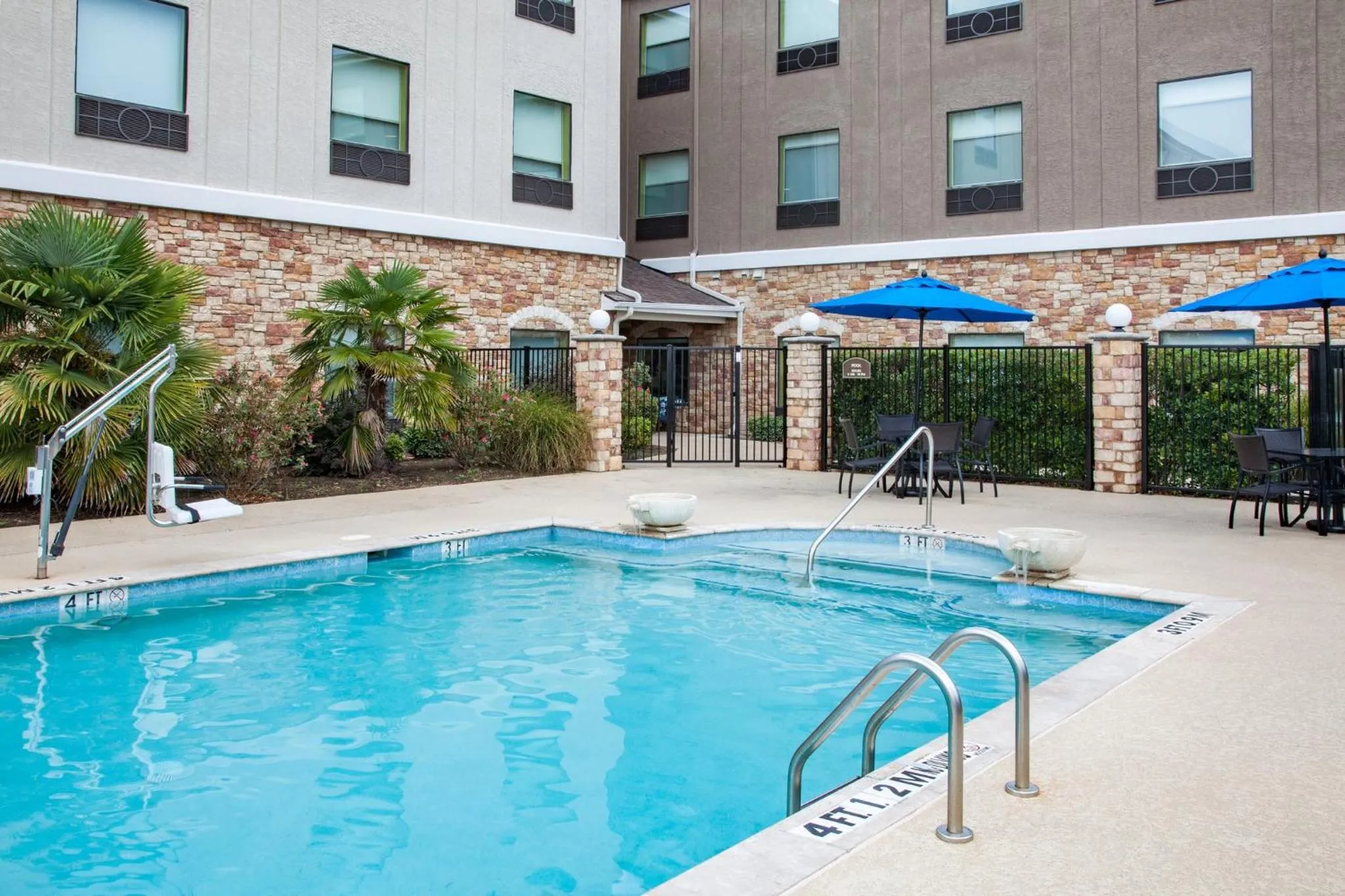 Swimming pool in Holiday Inn Express & Suites Texarkana by IHG