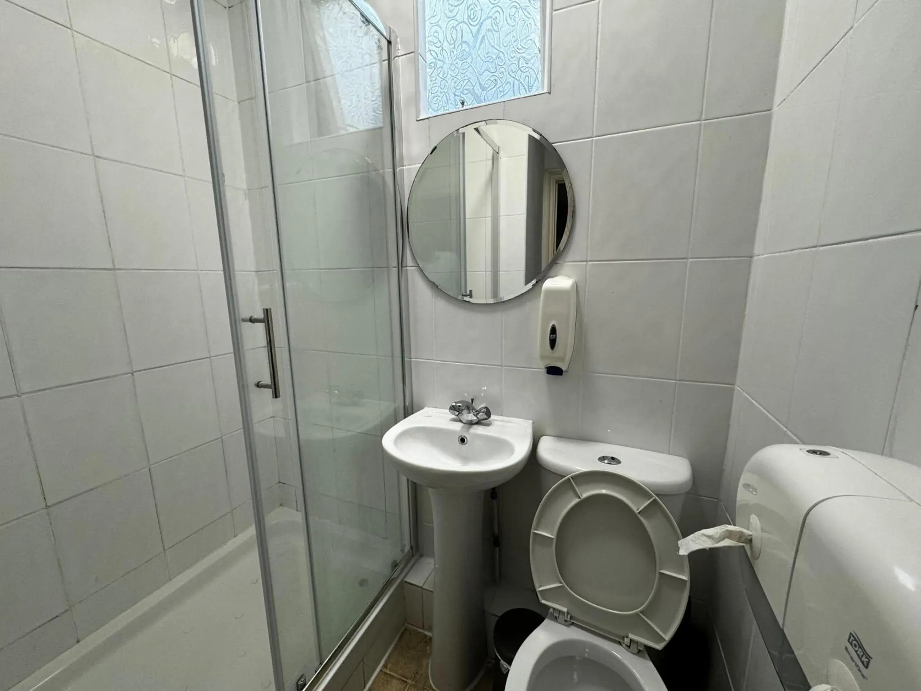 Triple Room with Shared Bathroom in Bridge Park Hotel Triple Room with Shared Bathroom in Bridge Park Hotel