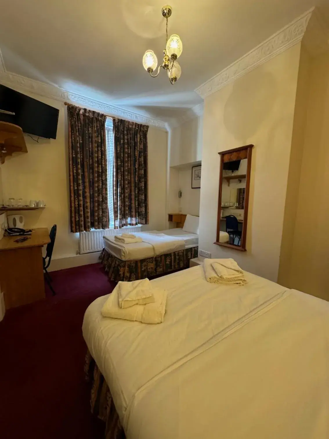 Quiet street view, Bed in Bridge Park Hotel Quiet street view, Bed in Bridge Park Hotel