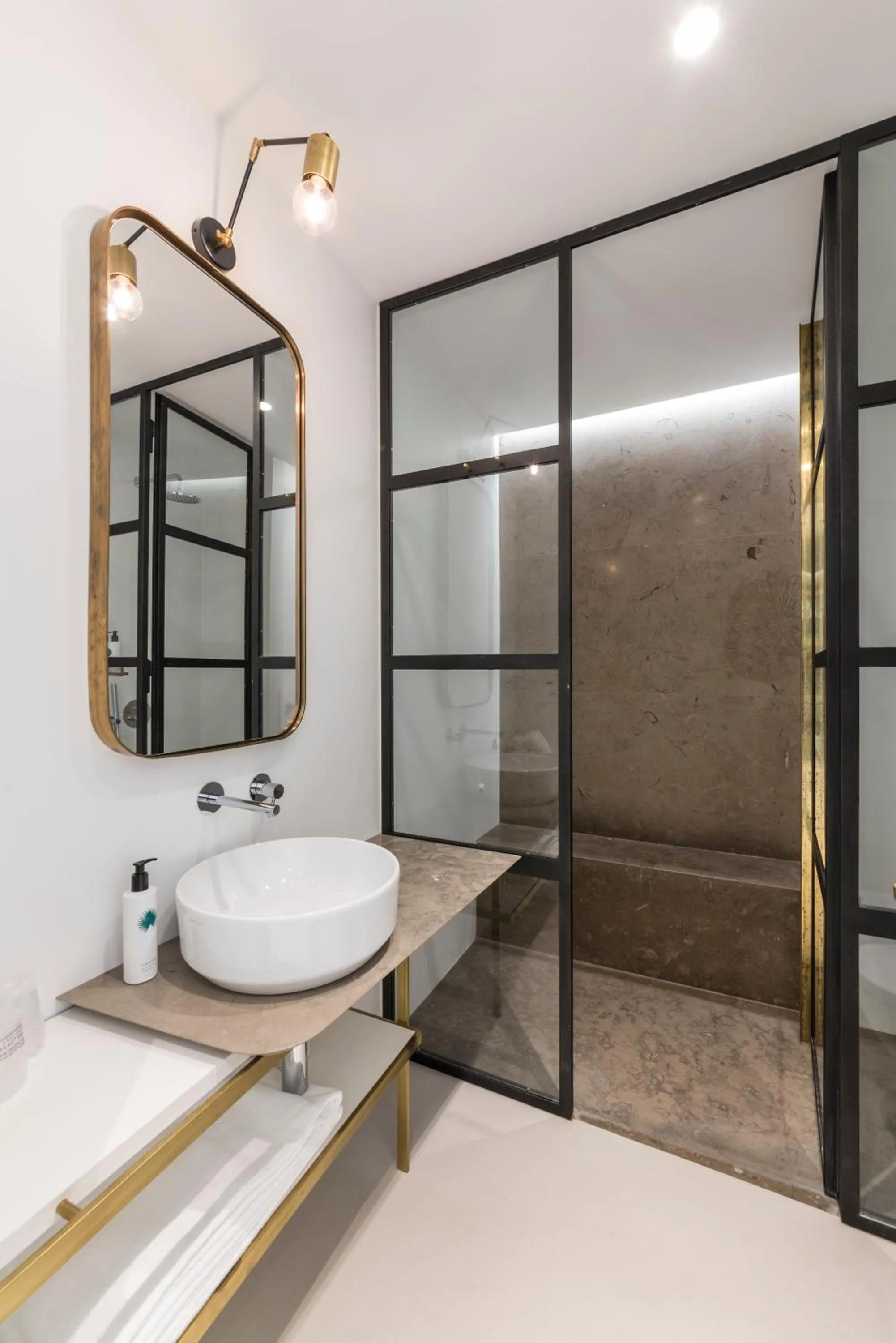 Shower in Horti 14 Borgo Trastevere Hotel