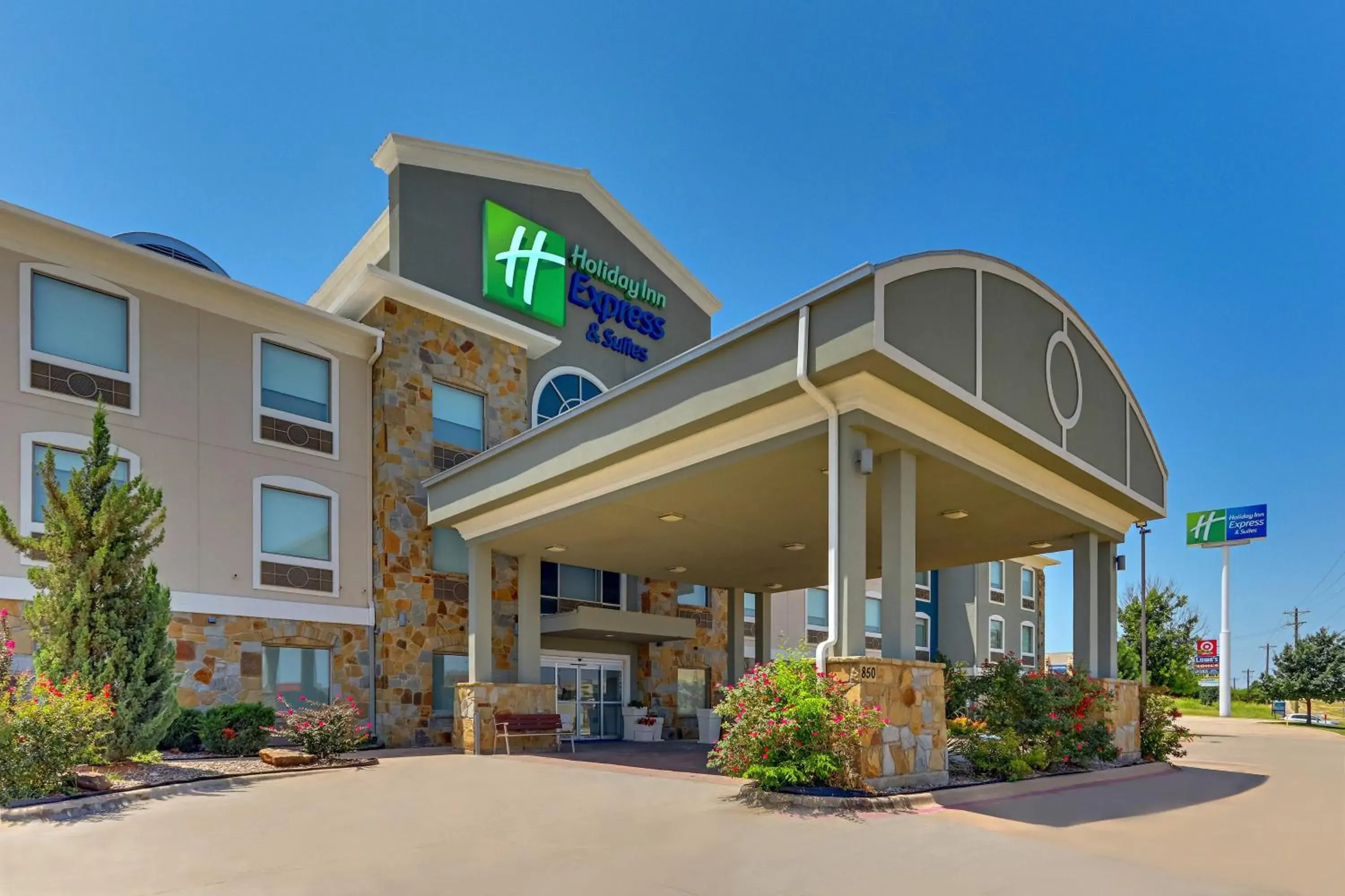 Property building in Holiday Inn Express Hotel and Suites Weatherford by IHG Property building in Holiday Inn Express Hotel and Suites Weatherford by IHG