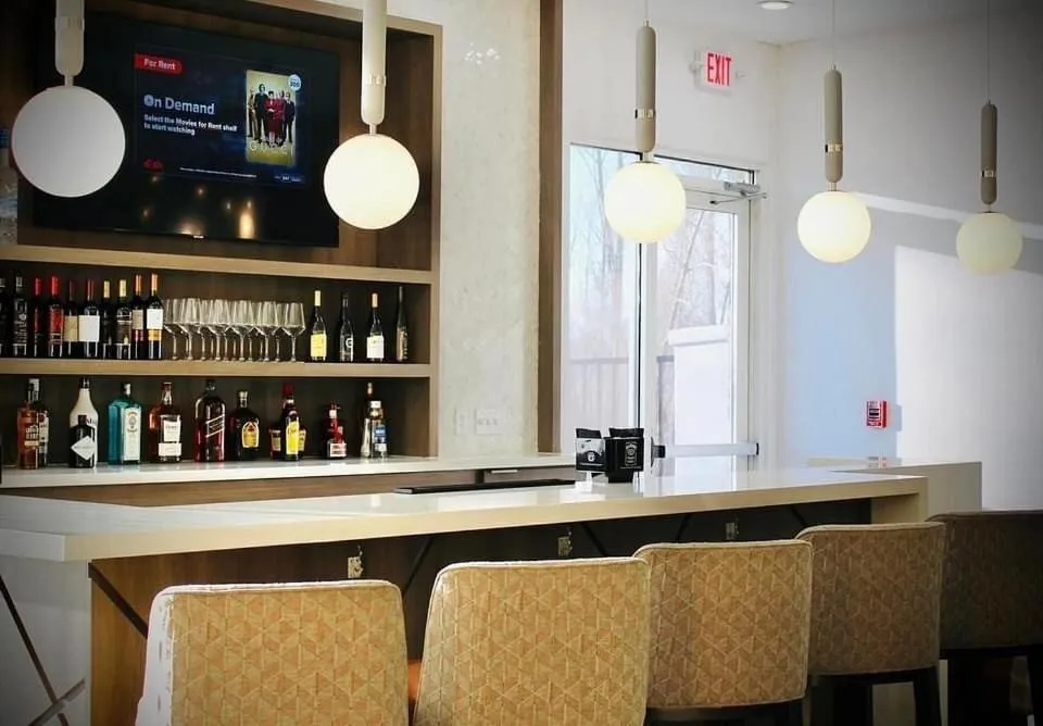 Lounge or bar in Doubletree Sulphur Lake Charles