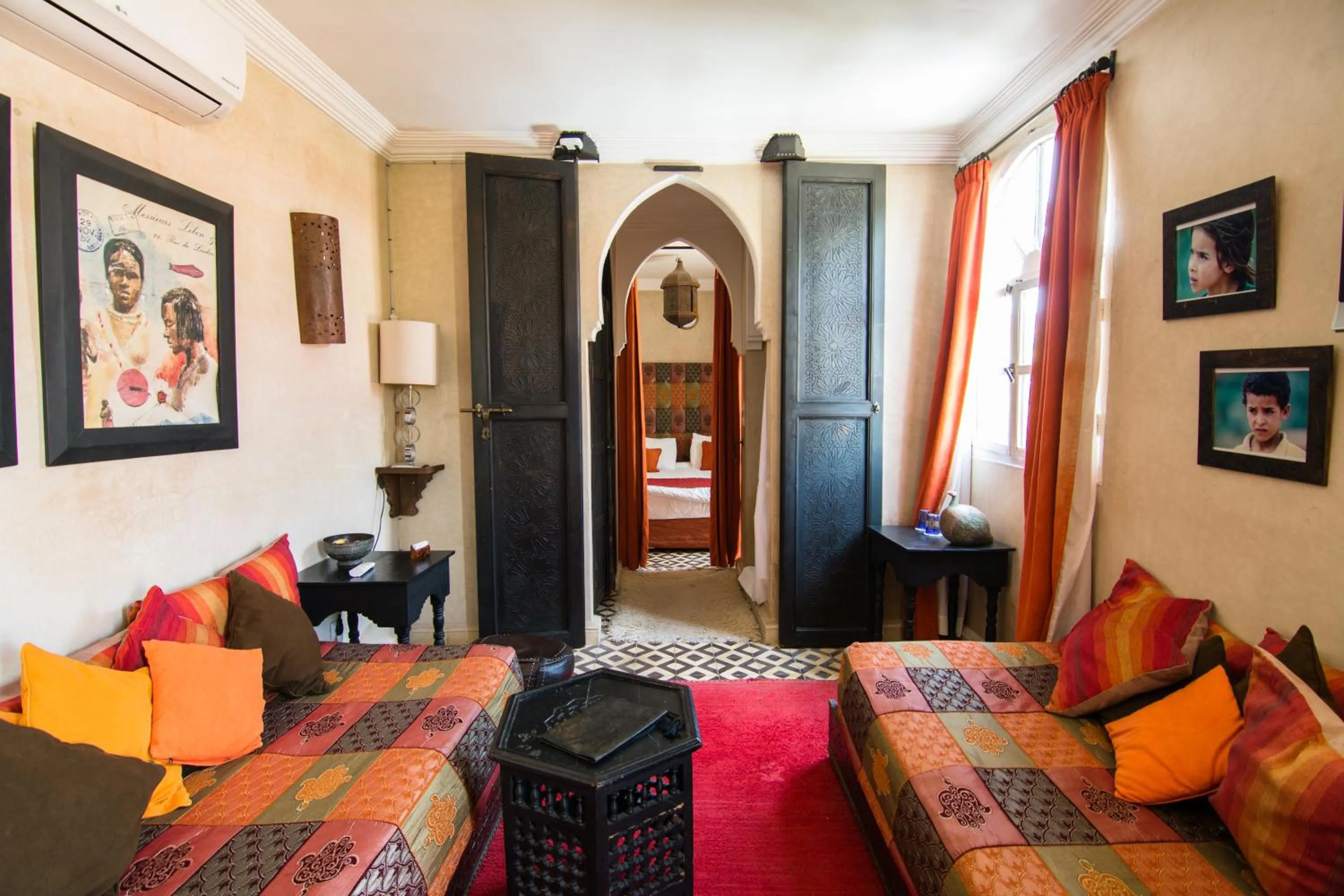 Living room, Bed in La Terrasse Des Oliviers