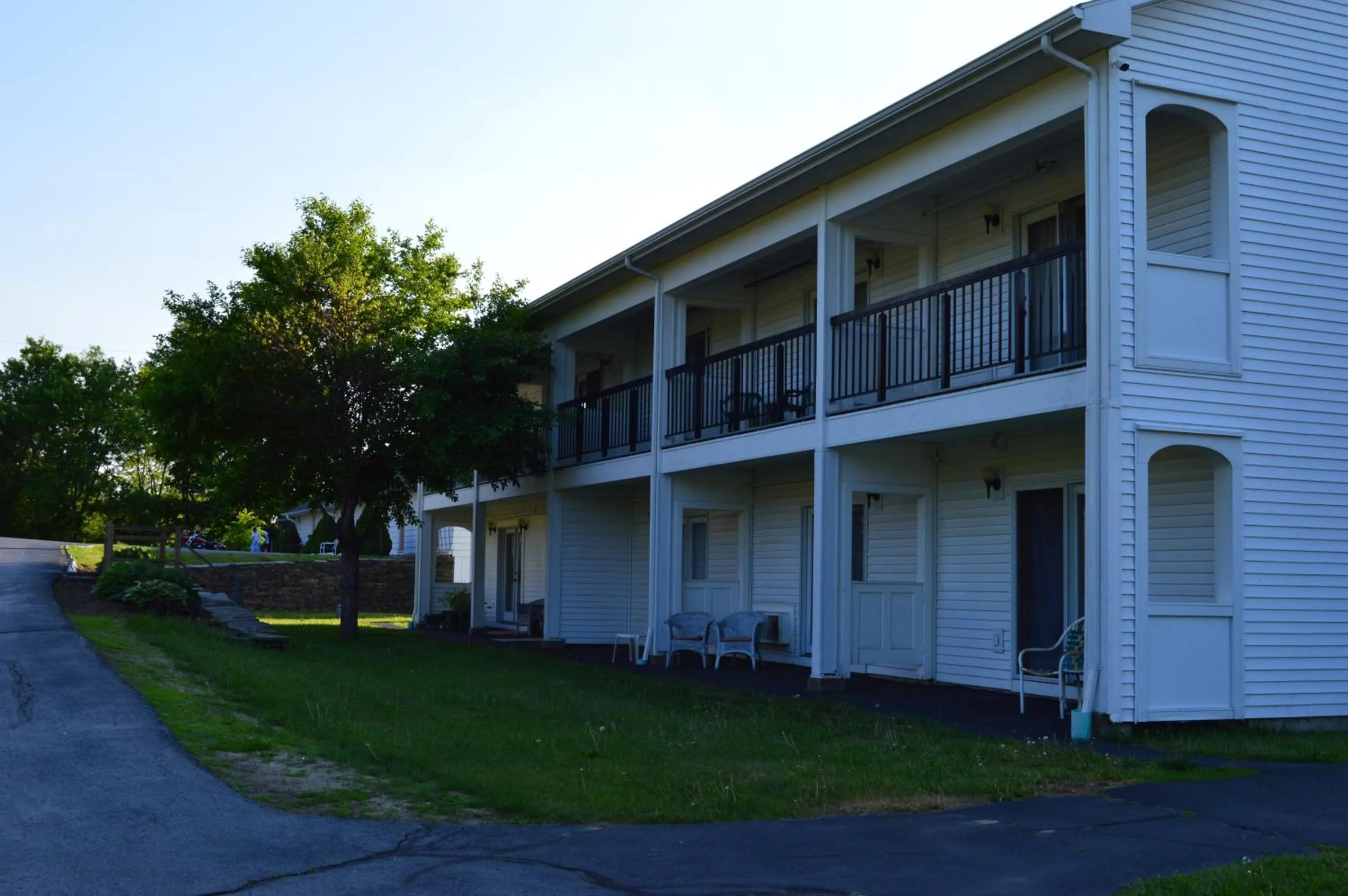 Pool view in Hollow Inn and Motel