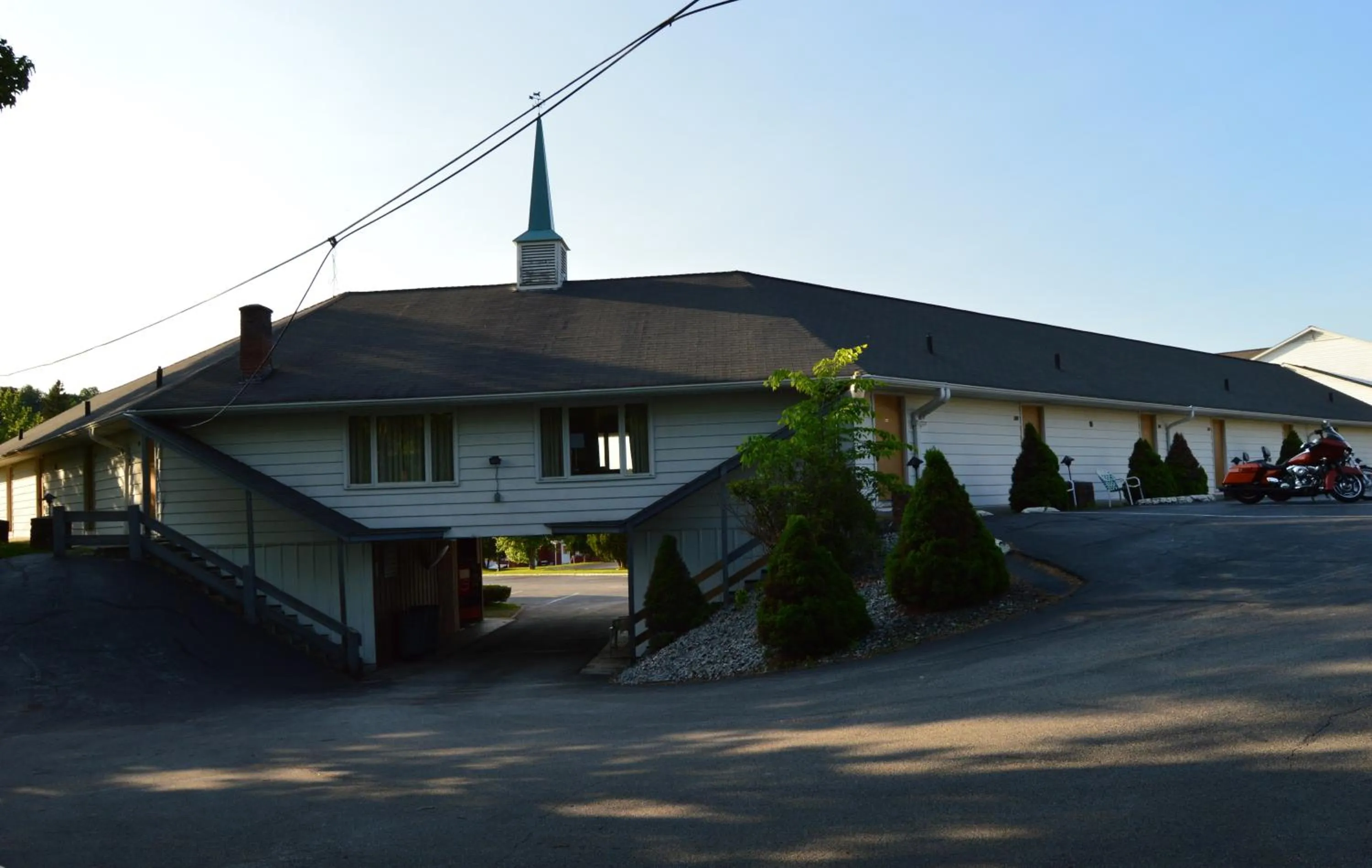 Property building in Hollow Inn and Motel