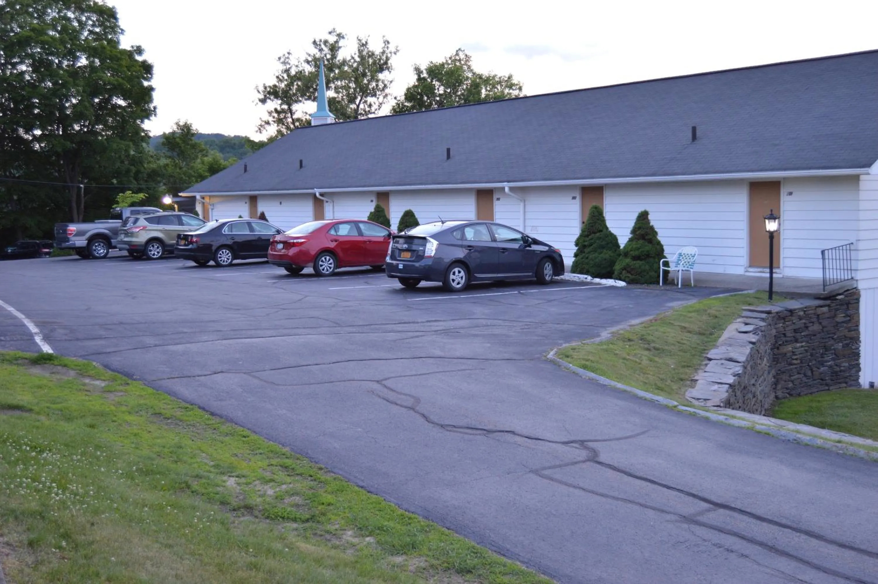 Property building in Hollow Inn and Motel