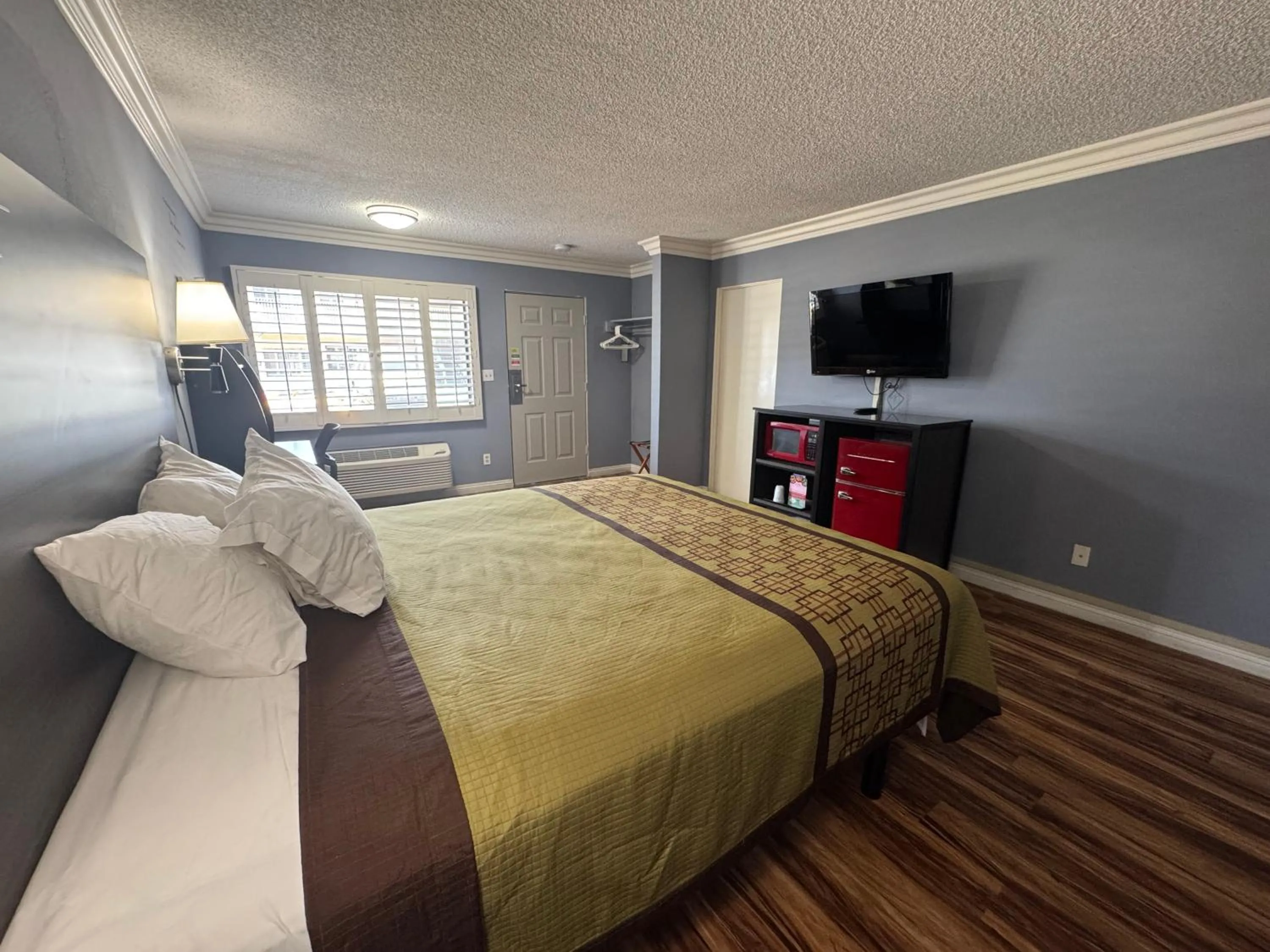 Bedroom, Bed in Big A Motel