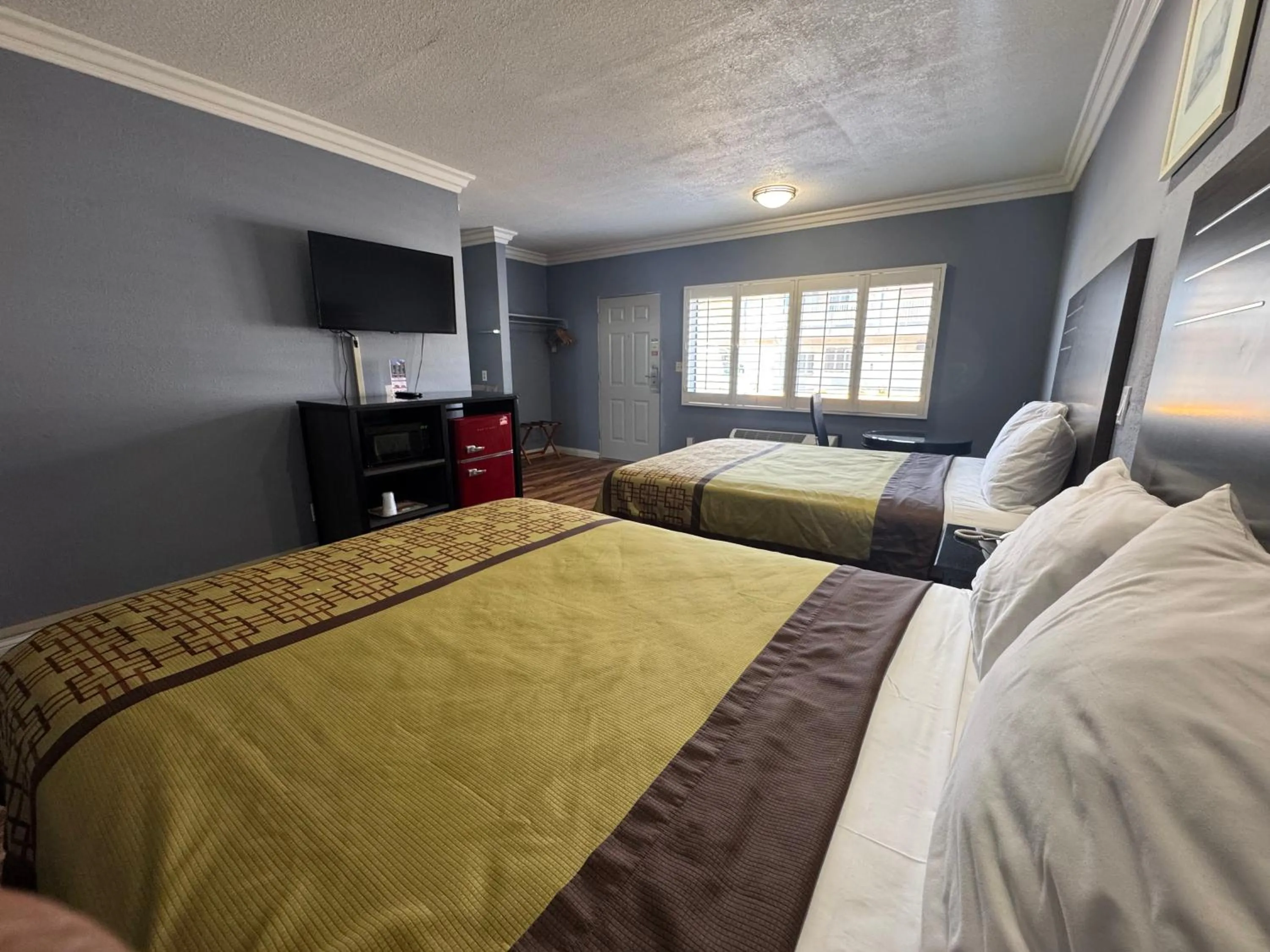 Bedroom, Bed in Big A Motel