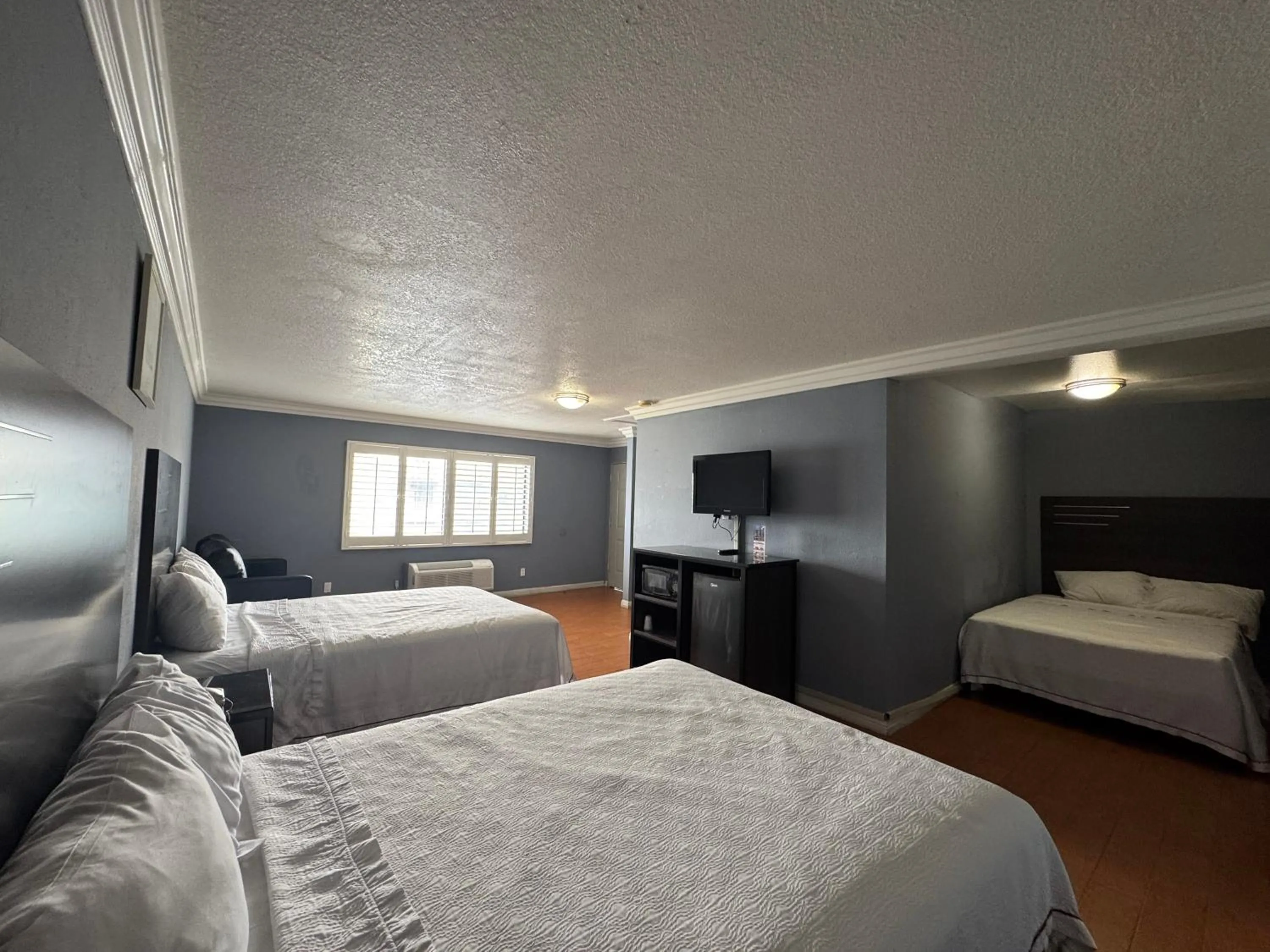 Photo of the whole room, Bed in Big A Motel