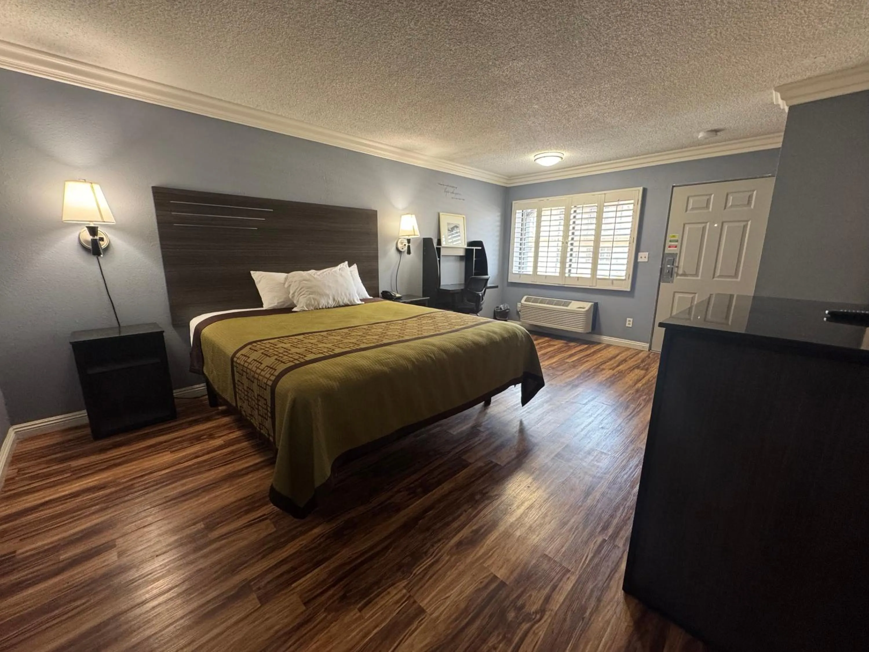 Photo of the whole room, Bed in Big A Motel