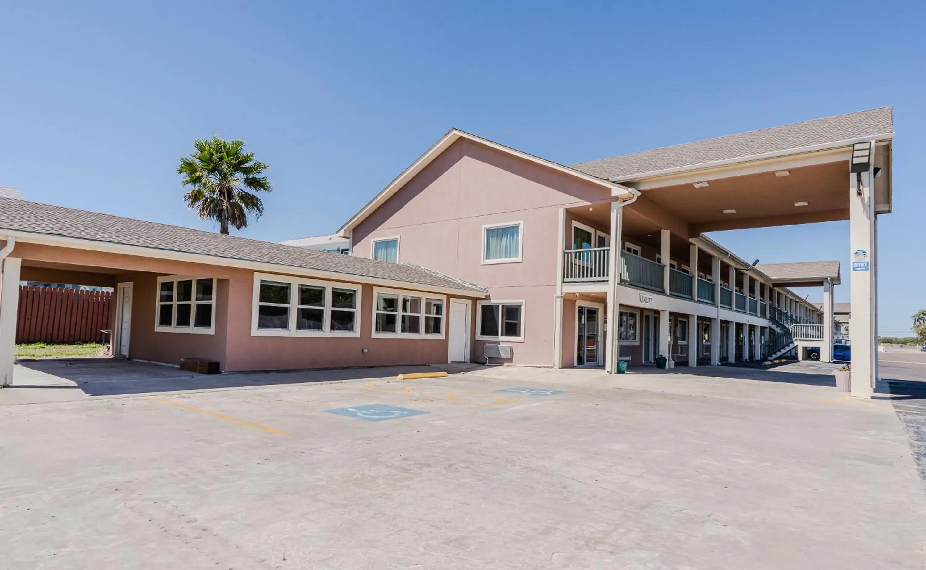 Property building in Quality Inn Rockport on Aransas Bay Property building in Quality Inn Rockport on Aransas Bay