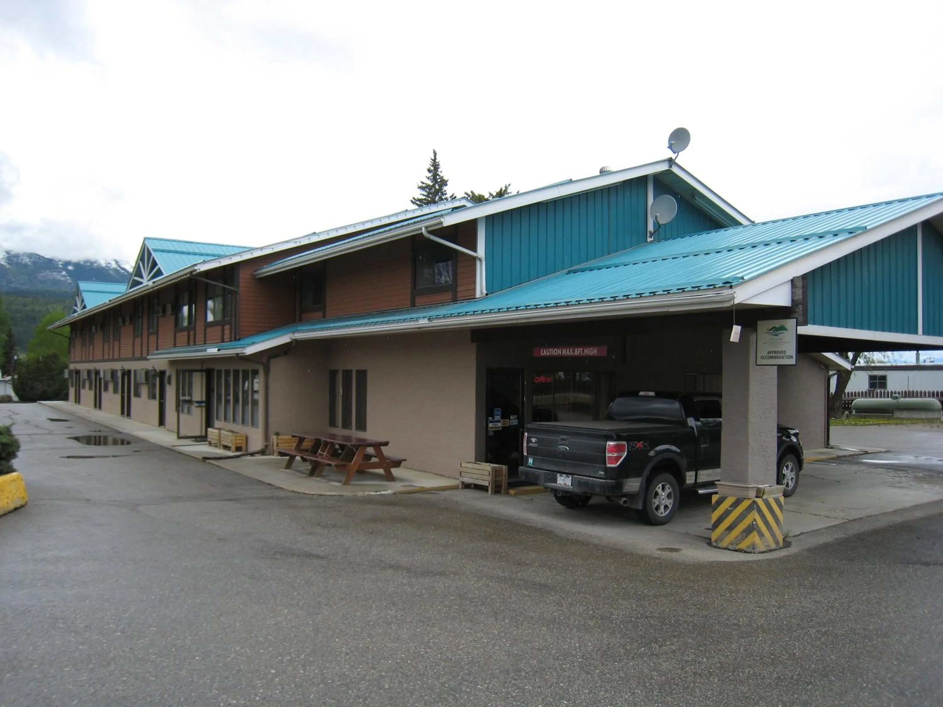 Facade/entrance in Swiss Village Inn