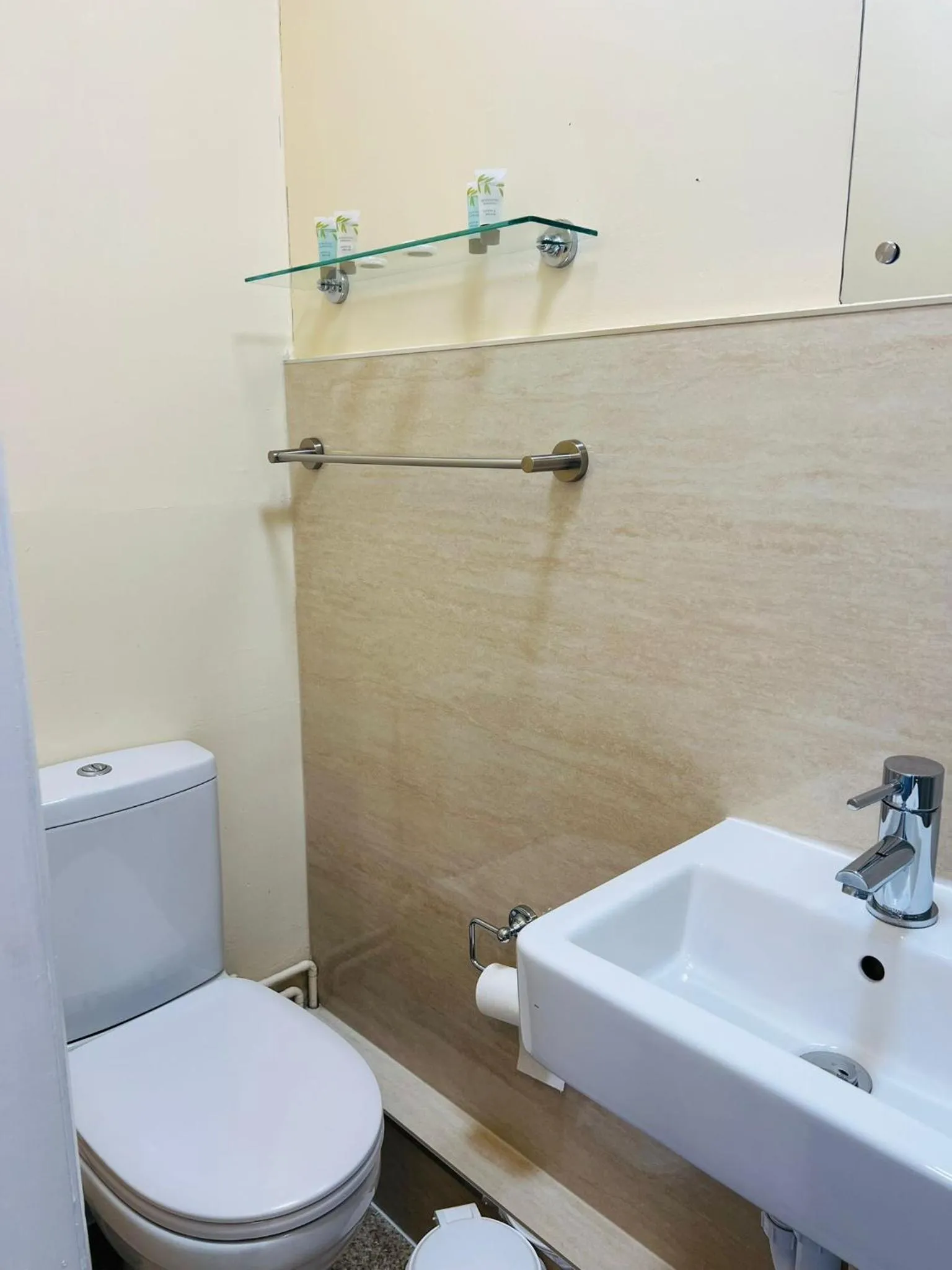 Bathroom in Rothwell House Hotel