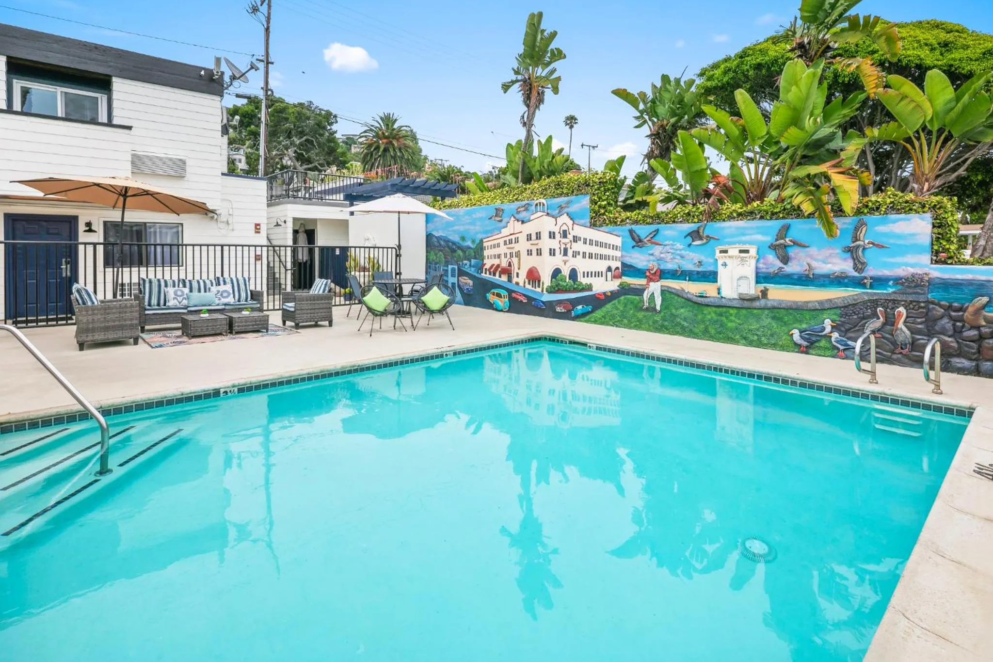Swimming pool in Costa Art Hotel
