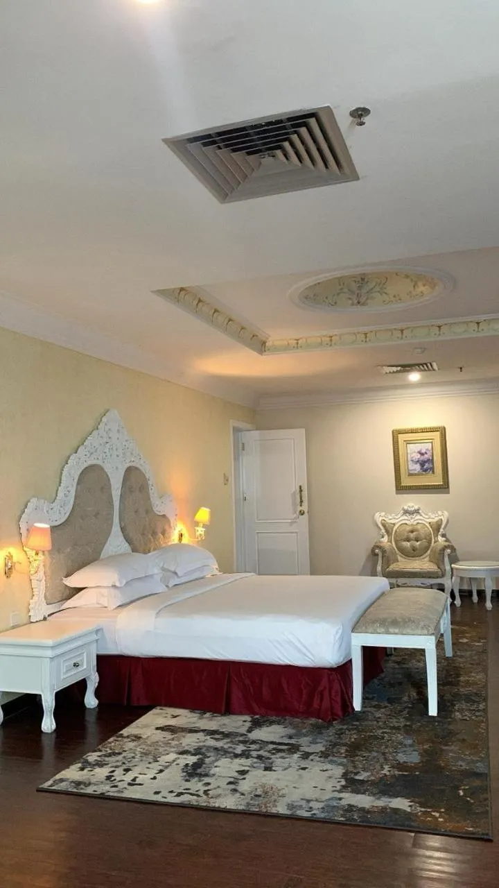 Bed in Pacific Palace Hotel