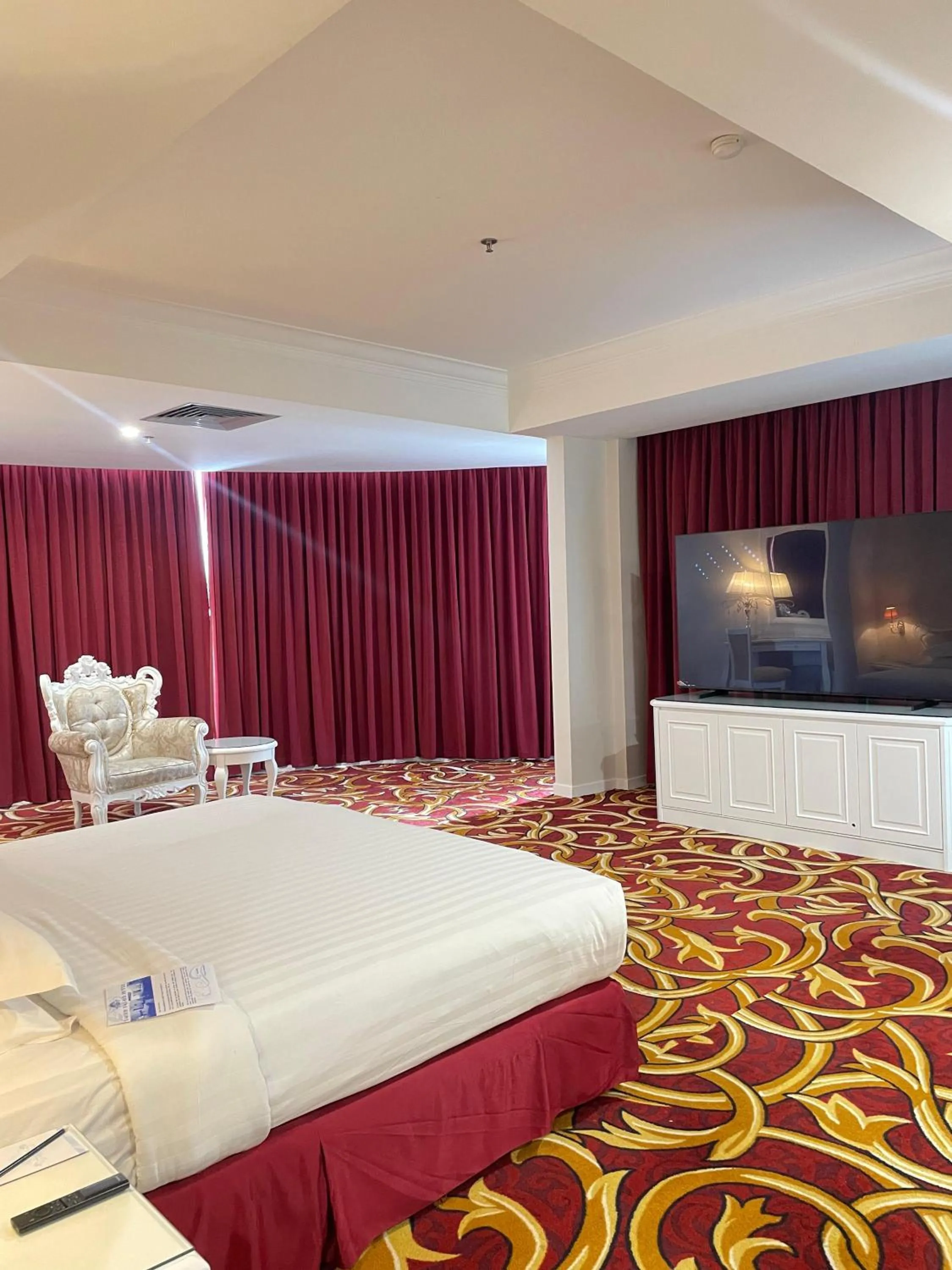 Bed in Pacific Palace Hotel