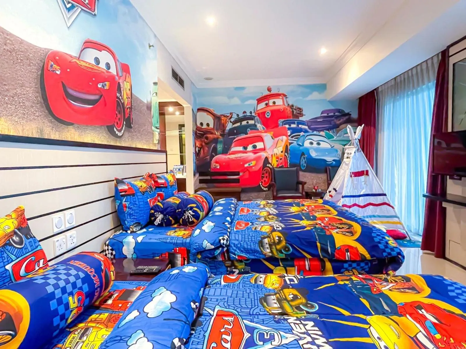 Photo of the whole room, Bed in Pacific Palace Hotel