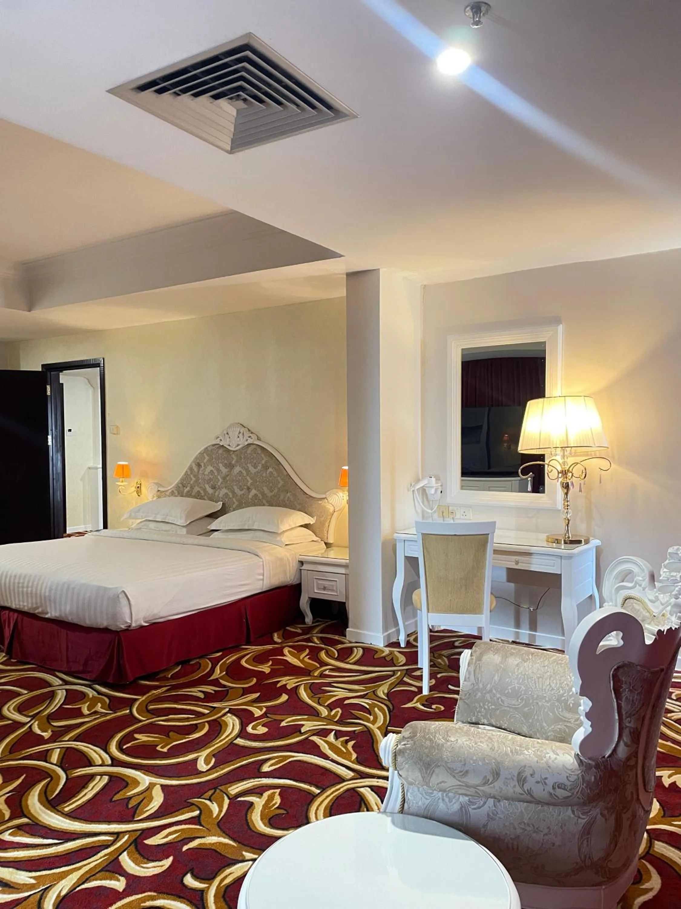 Bed in Pacific Palace Hotel