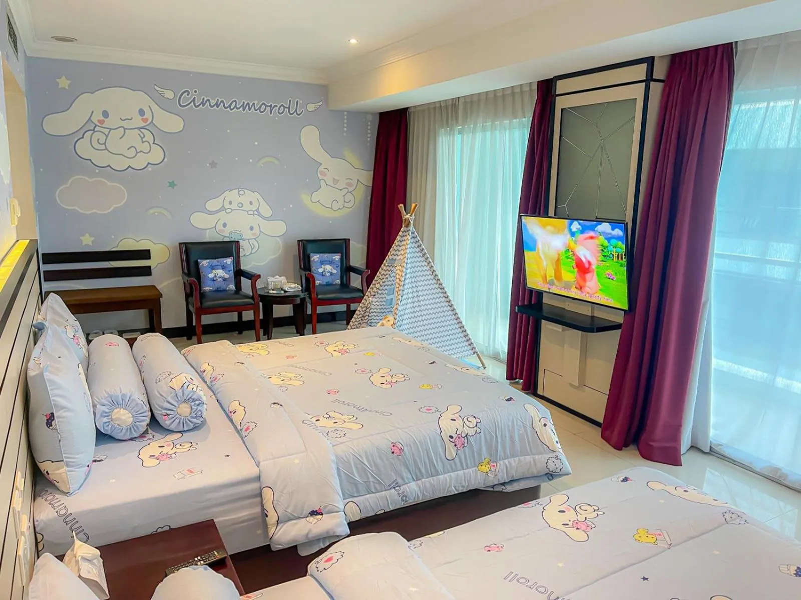 Bed in Pacific Palace Hotel