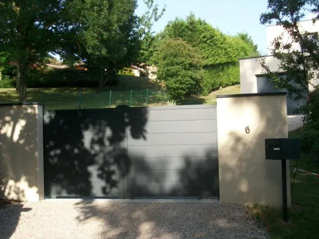 Facade/entrance in villa terrefort