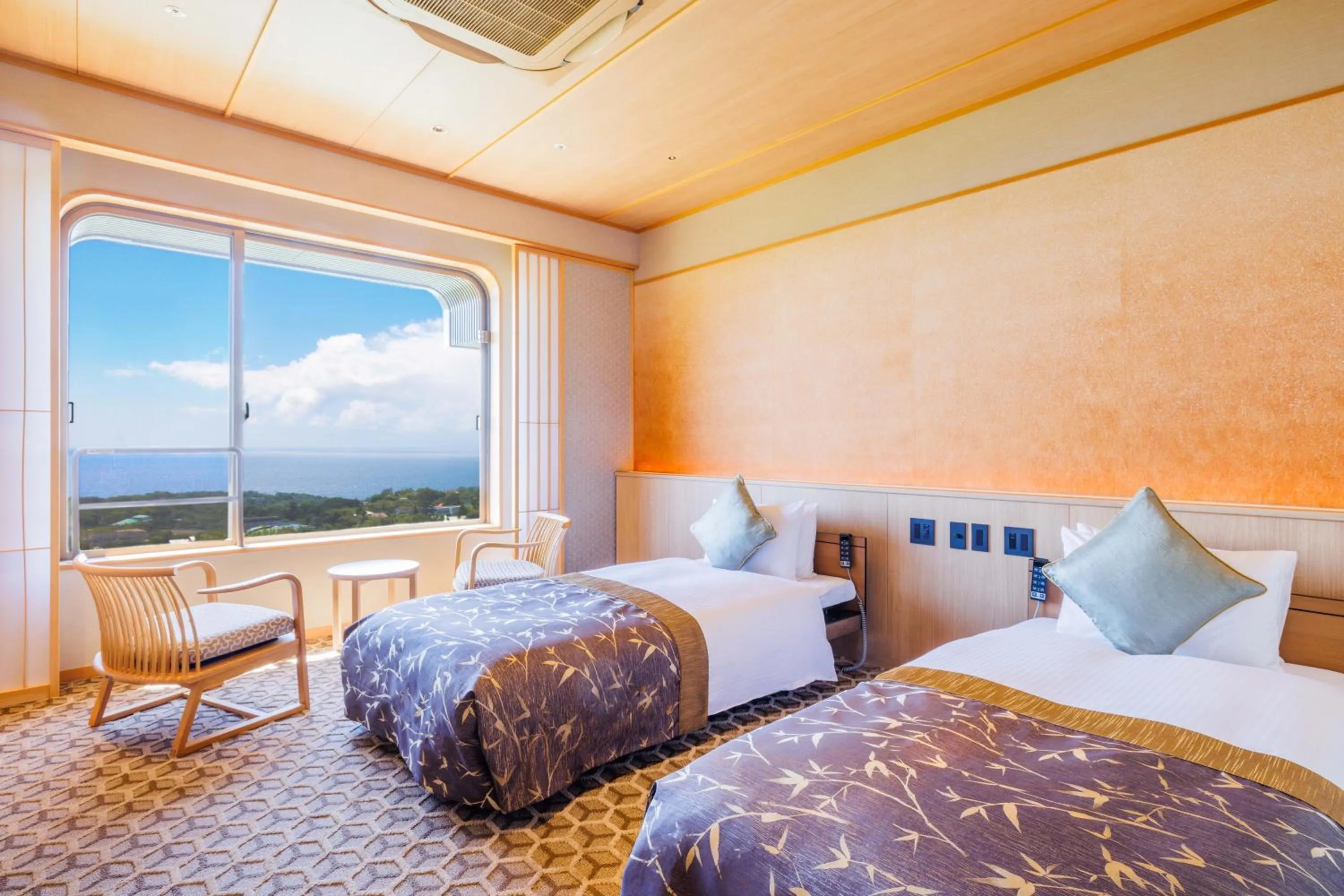 Photo of the whole room, Bed in KAMENOI HOTEL Izukogen