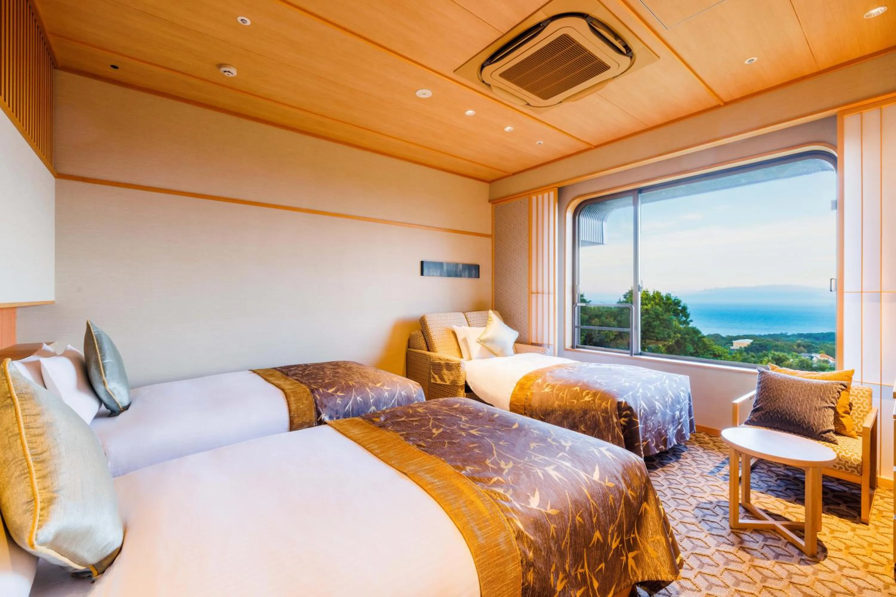 Photo of the whole room, Bed in KAMENOI HOTEL Izukogen