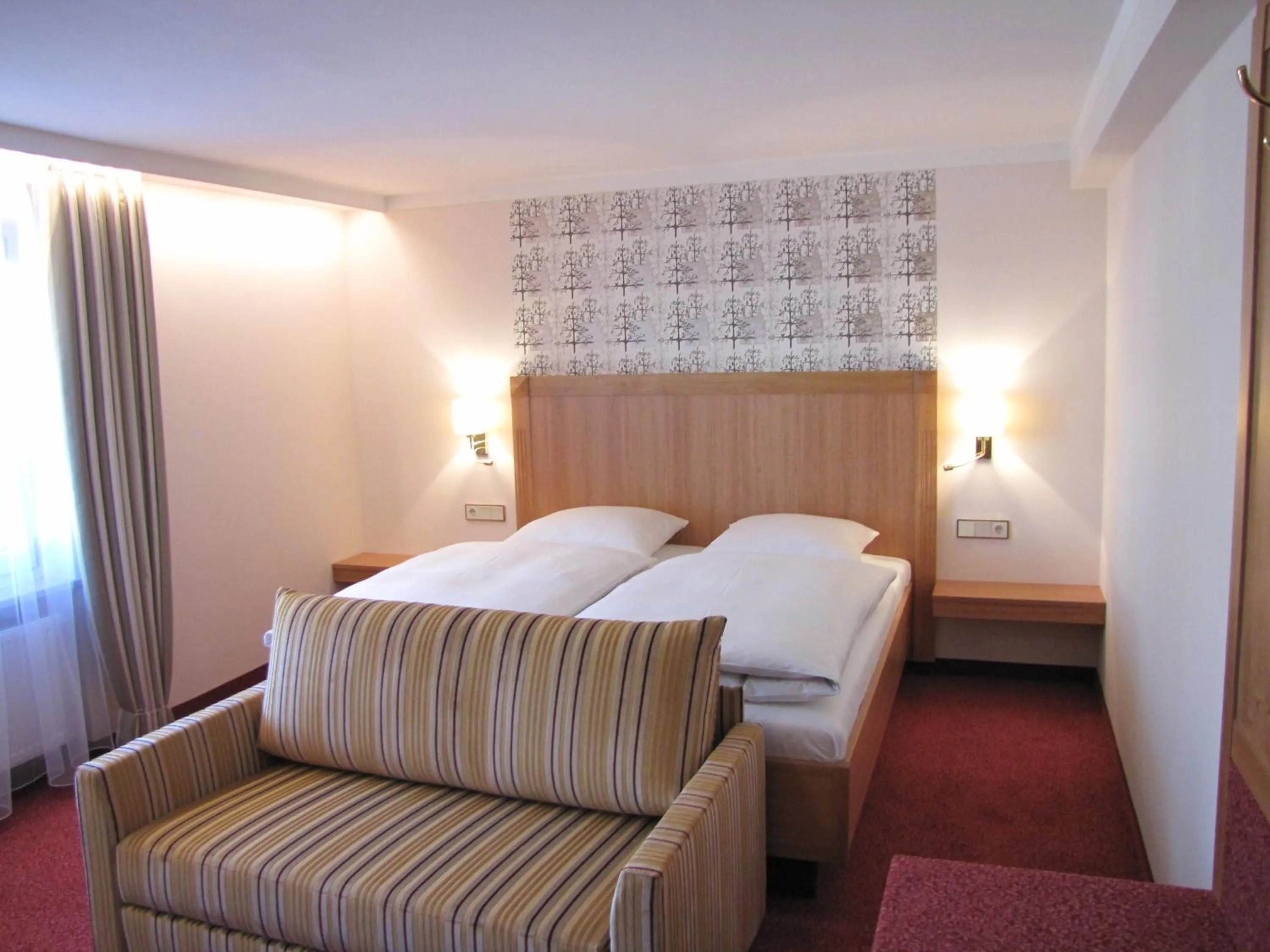 Photo of the whole room, Bed in Bayerischer Hof