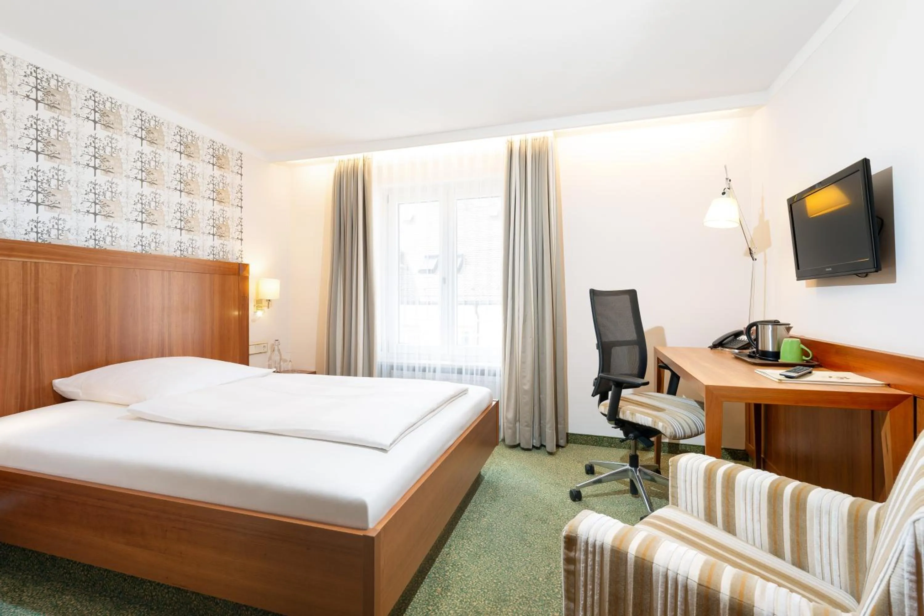 Photo of the whole room, Bed in Bayerischer Hof