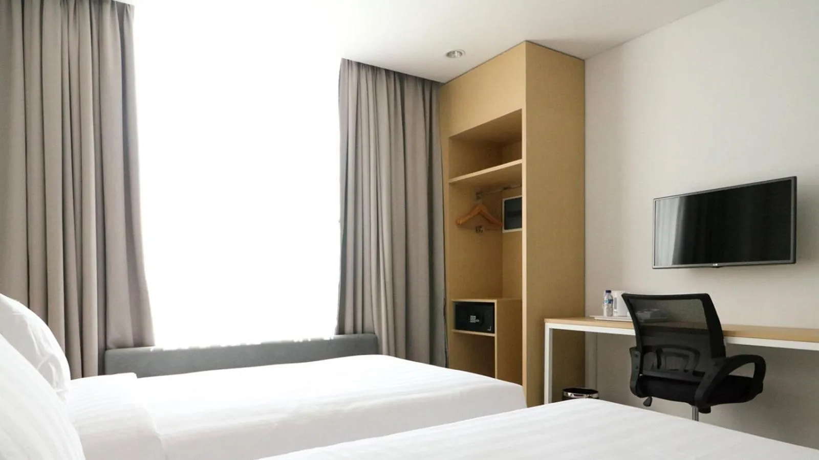 Bed in PALM PARK Hotel Surabaya