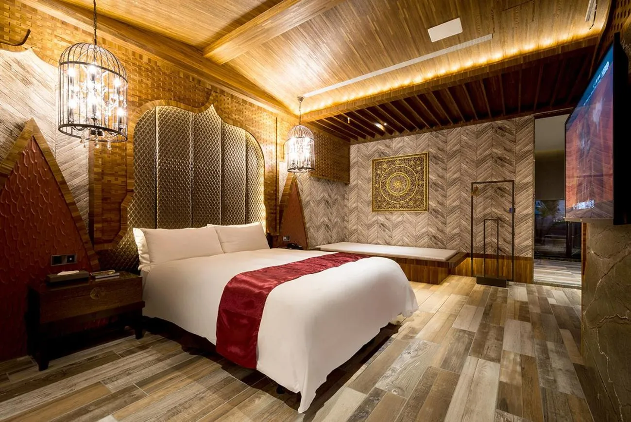 Decorative detail, Bed in Norwegian Forest Leisure Motel