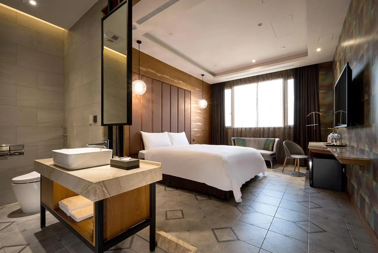 Shower, Bed in Norwegian Forest Leisure Motel