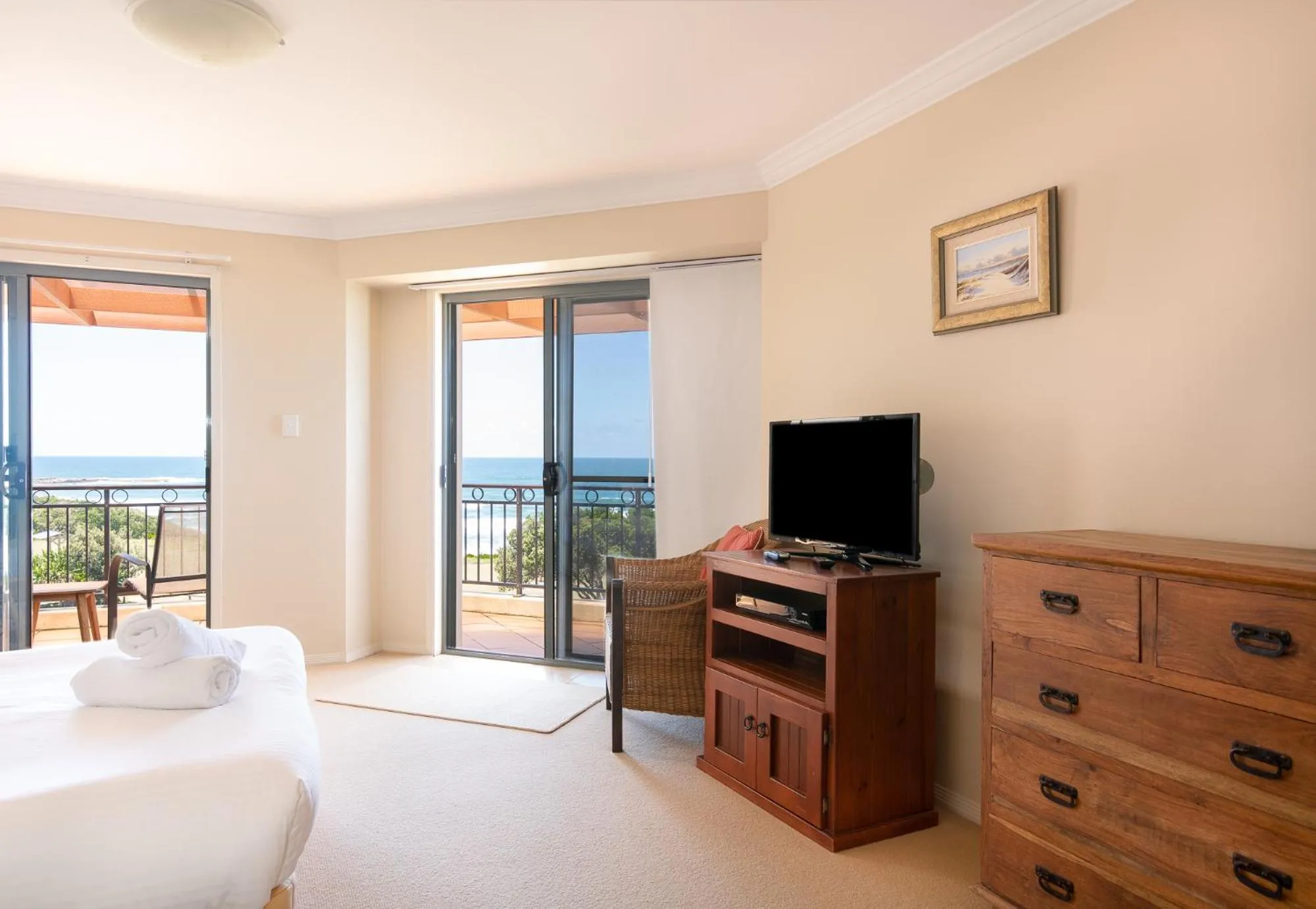 TV and multimedia, Bed in Breakers Unit 1 10 - LJHooker Yamba