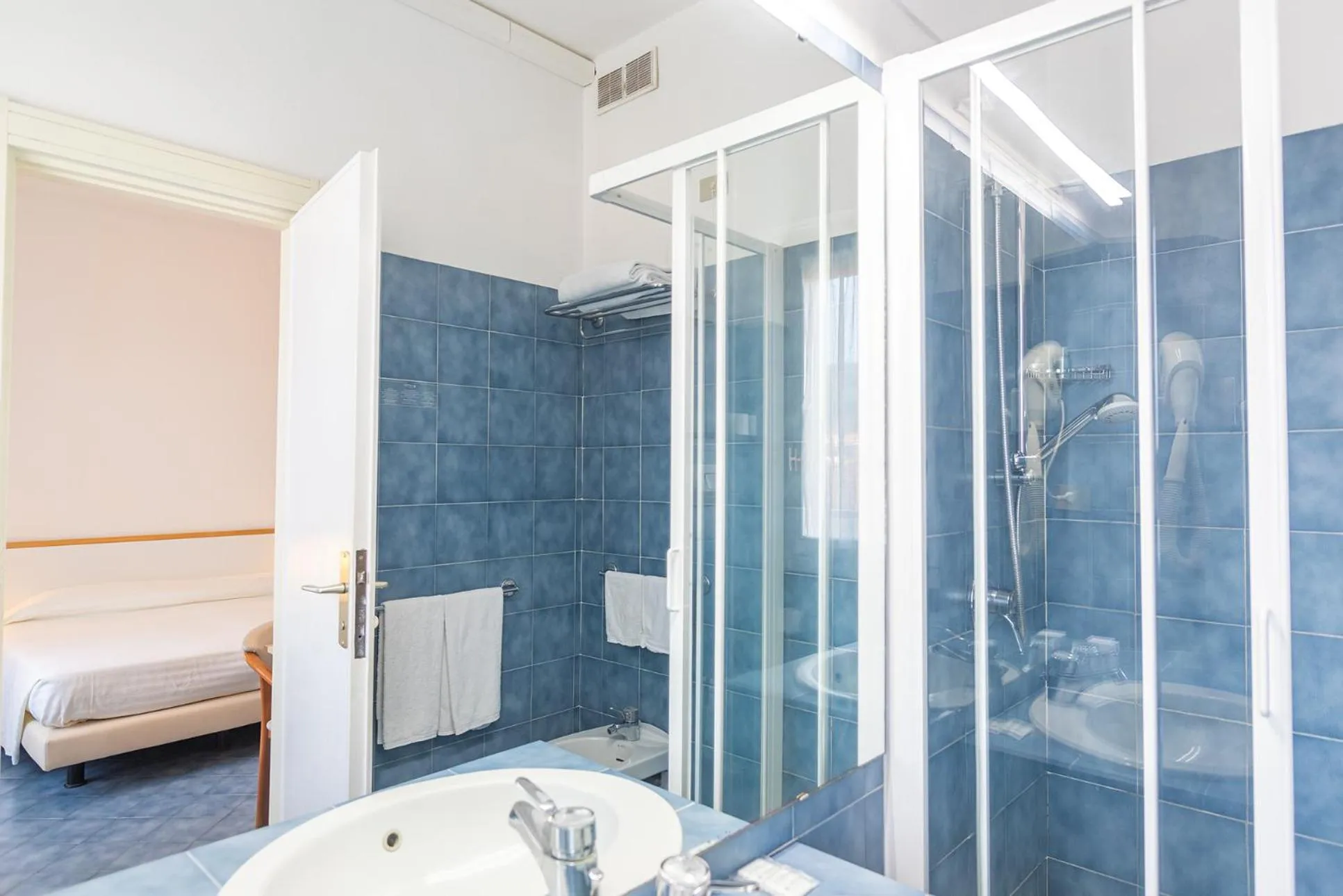 Bathroom, Bed in Cav Approdo