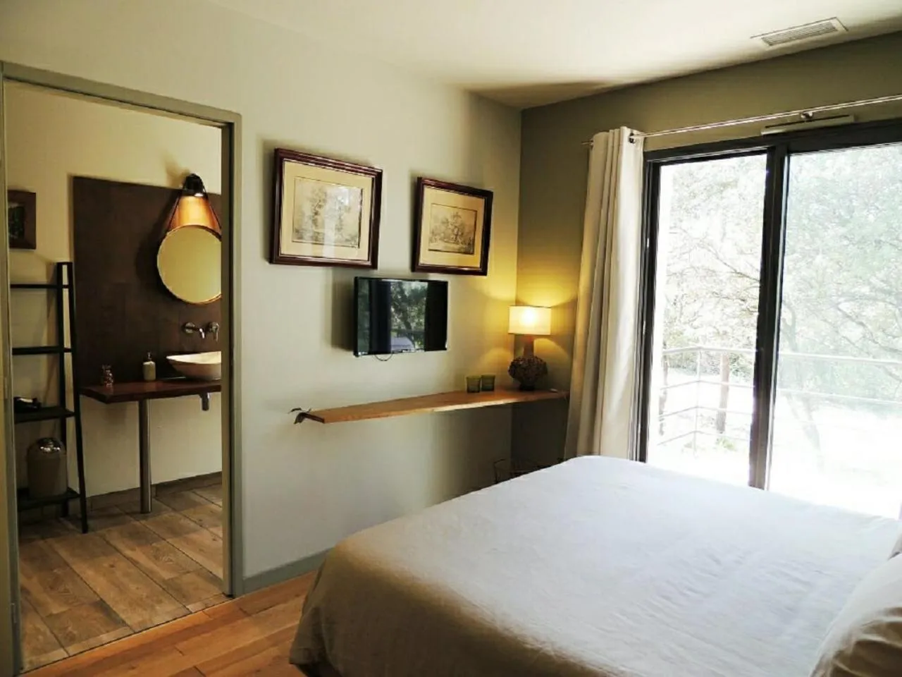 Bed in La Villa Kallisté