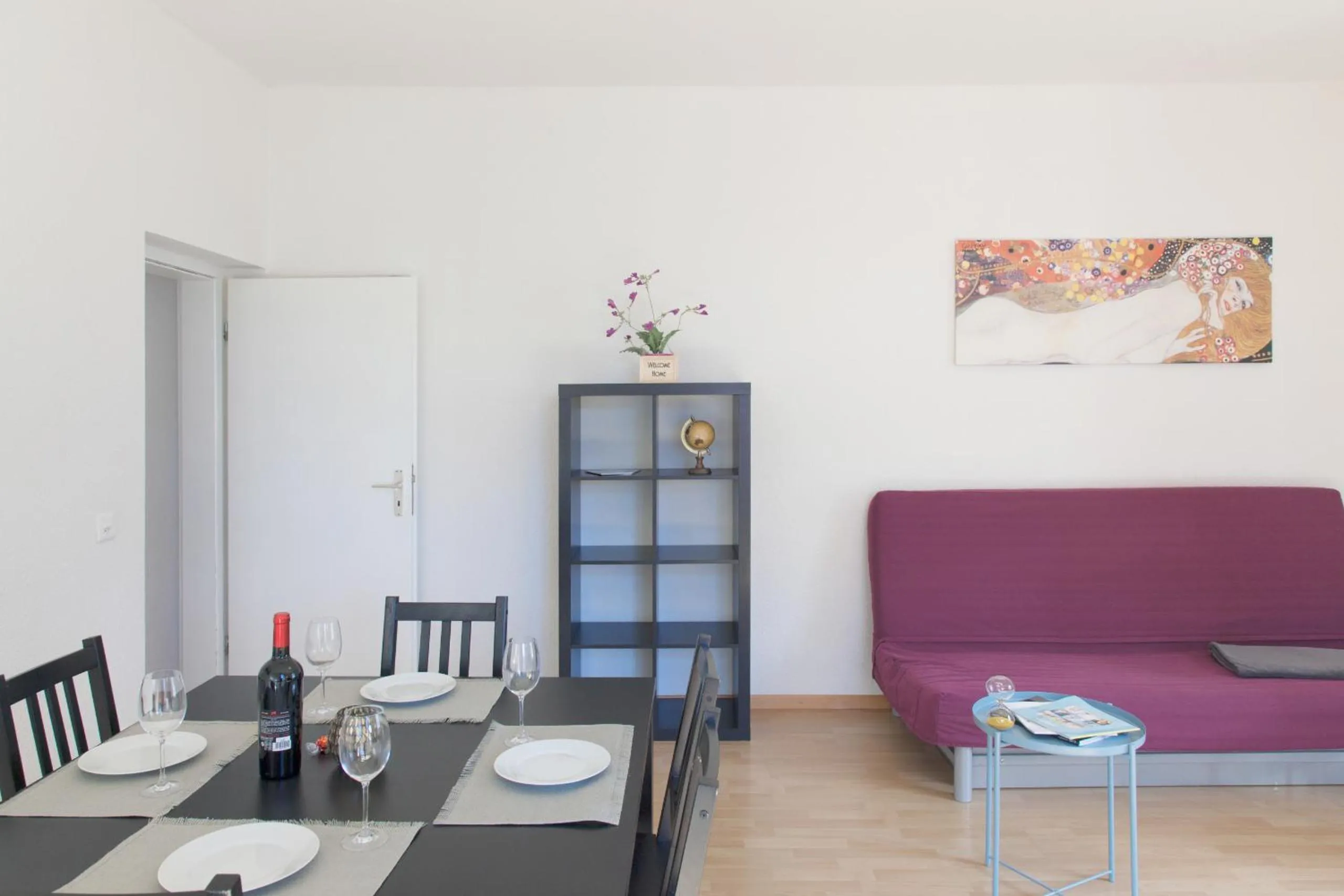 Communal lounge/ TV room in HITrental Seefeld - Kreuzstrasse Apartments