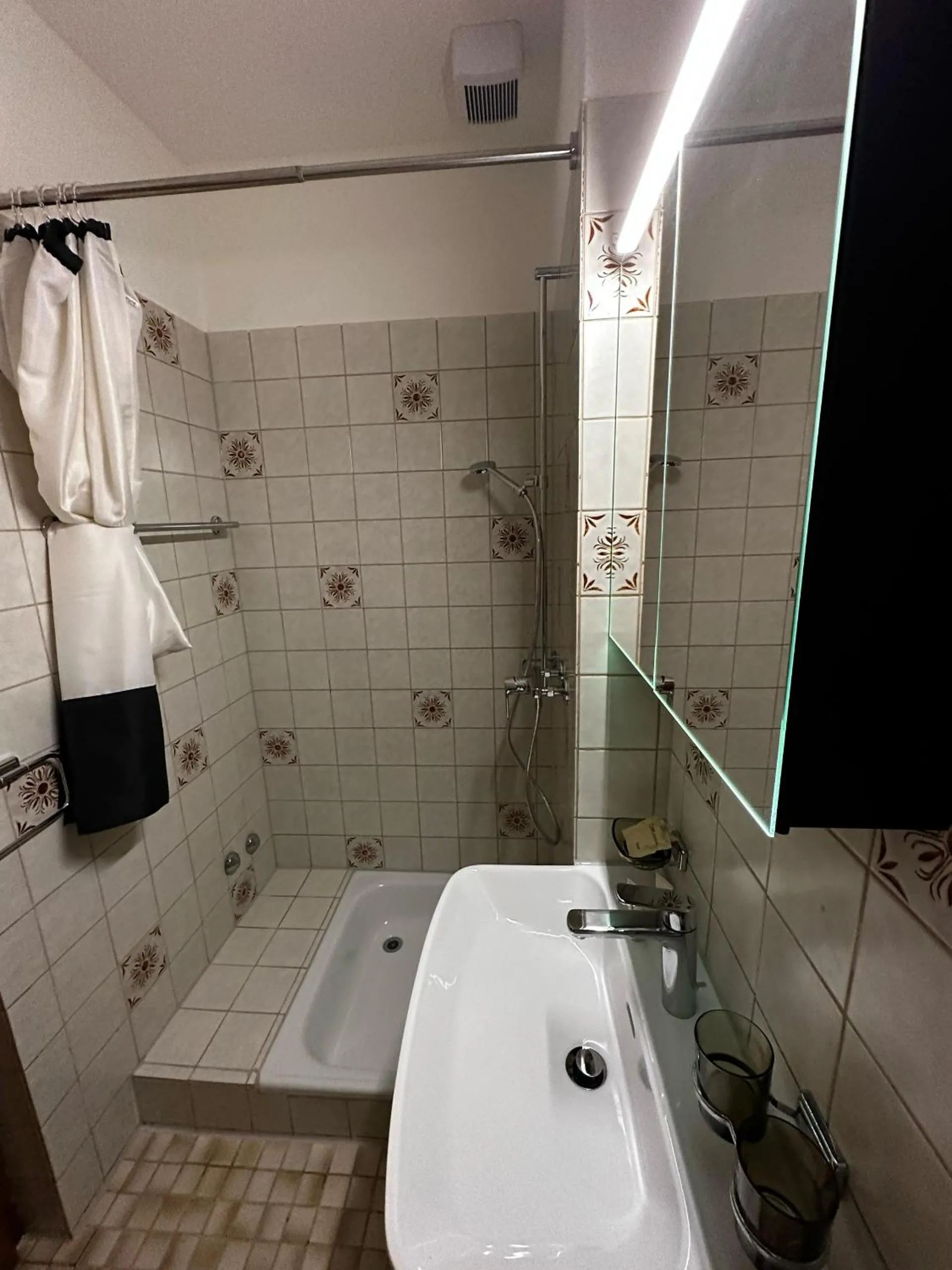 Shower in HITrental Seefeld - Kreuzstrasse Apartments