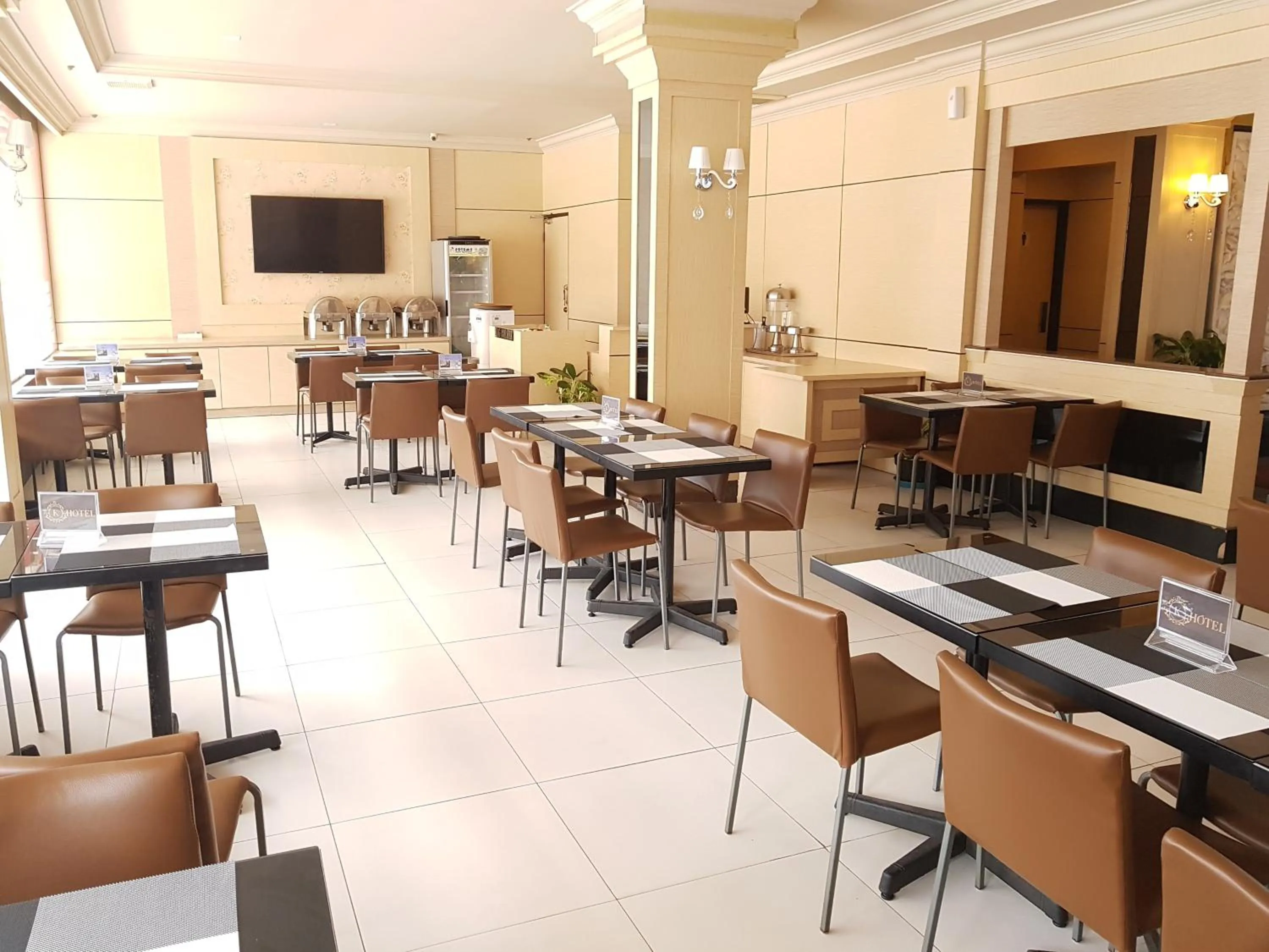 Restaurant/places to eat in The K Hotel