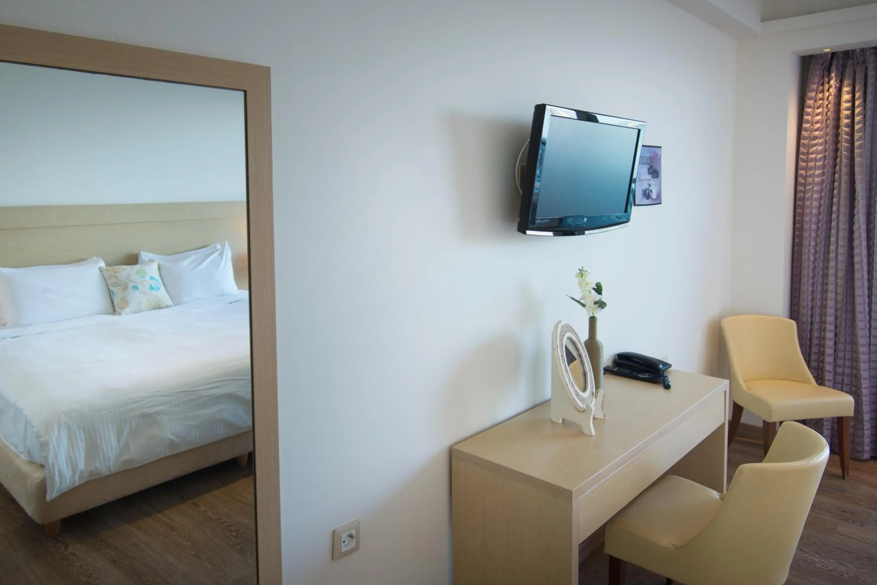 Photo of the whole room, Bed in Belvedere Hotel